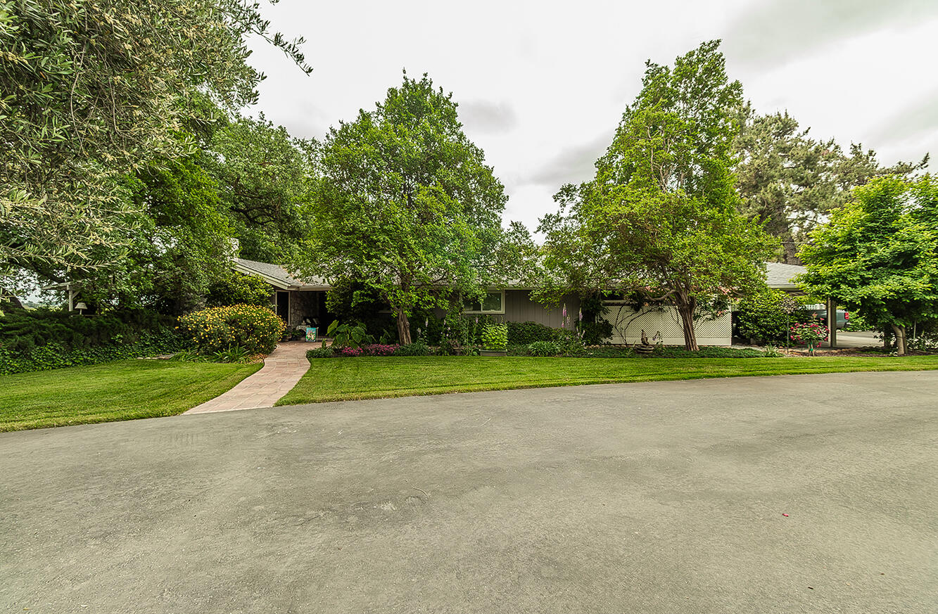 3670 S Newmark Ave, Sanger, CA 93657