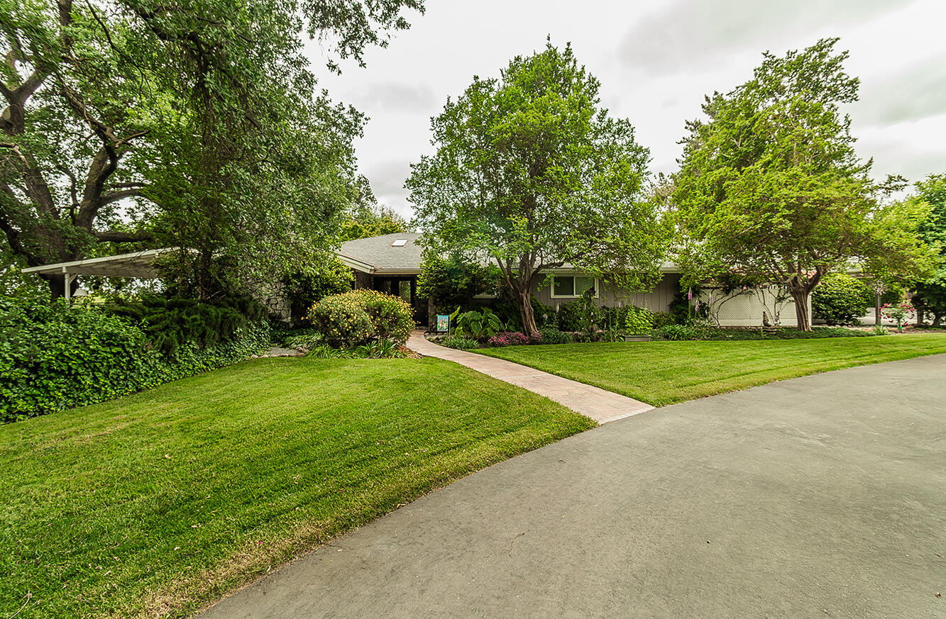 3670 S Newmark Ave, Sanger, CA 93657