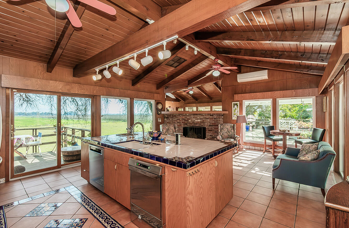 3670 S Newmark Ave, Sanger, CA 93657