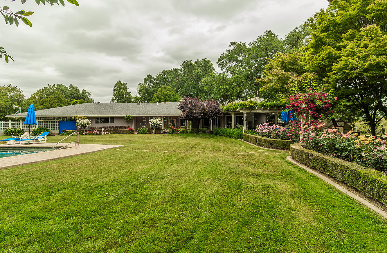 3670 S Newmark Ave, Sanger, CA 93657