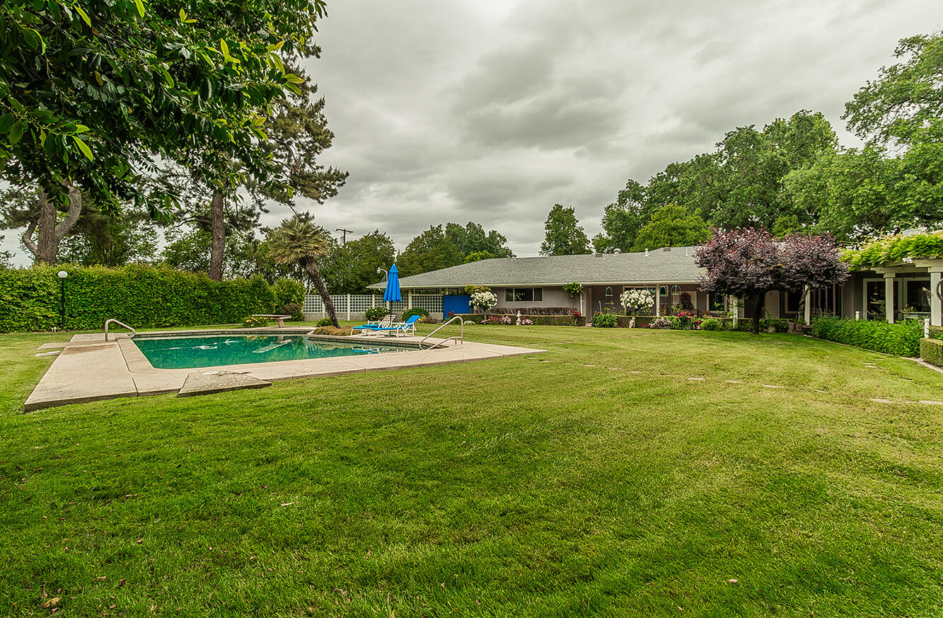 3670 S Newmark Ave, Sanger, CA 93657