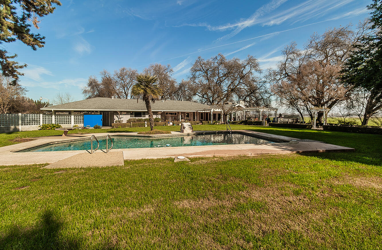 3670 S Newmark Ave, Sanger, CA 93657