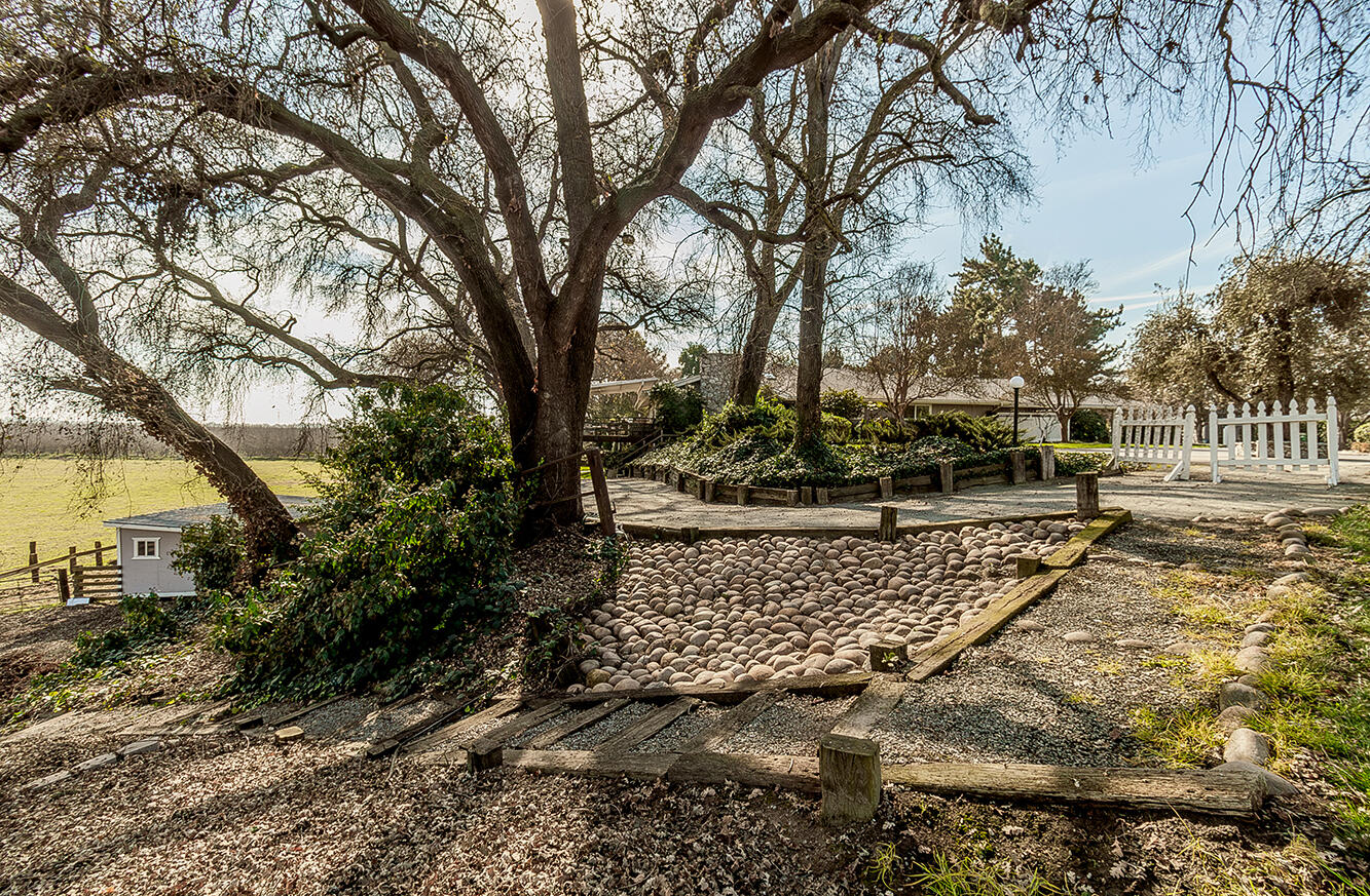 3670 S Newmark Ave, Sanger, CA 93657