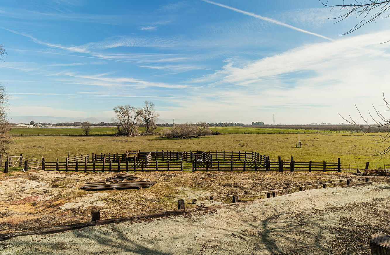 3670 S Newmark Ave, Sanger, CA 93657