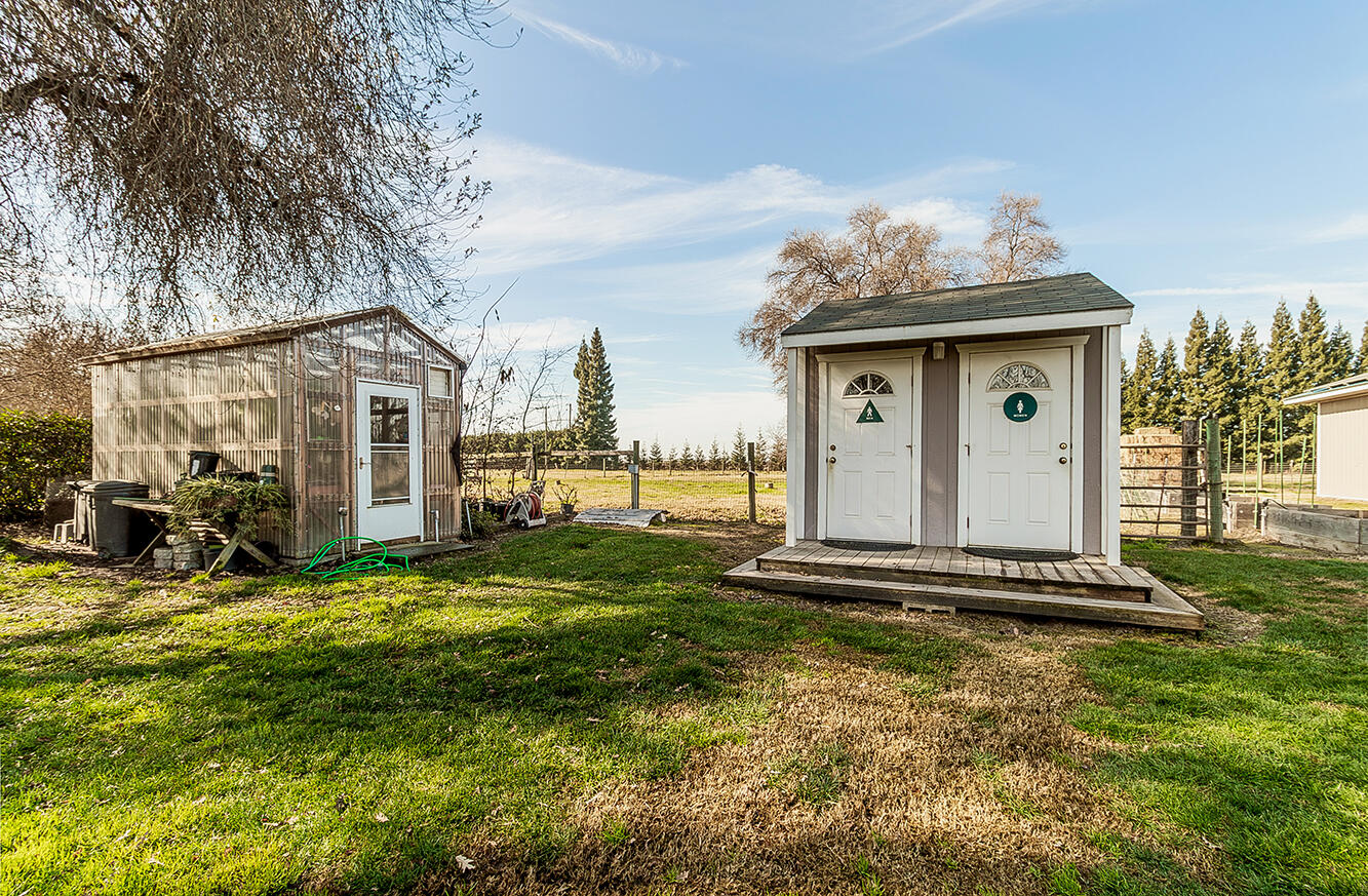 3670 S Newmark Ave, Sanger, CA 93657