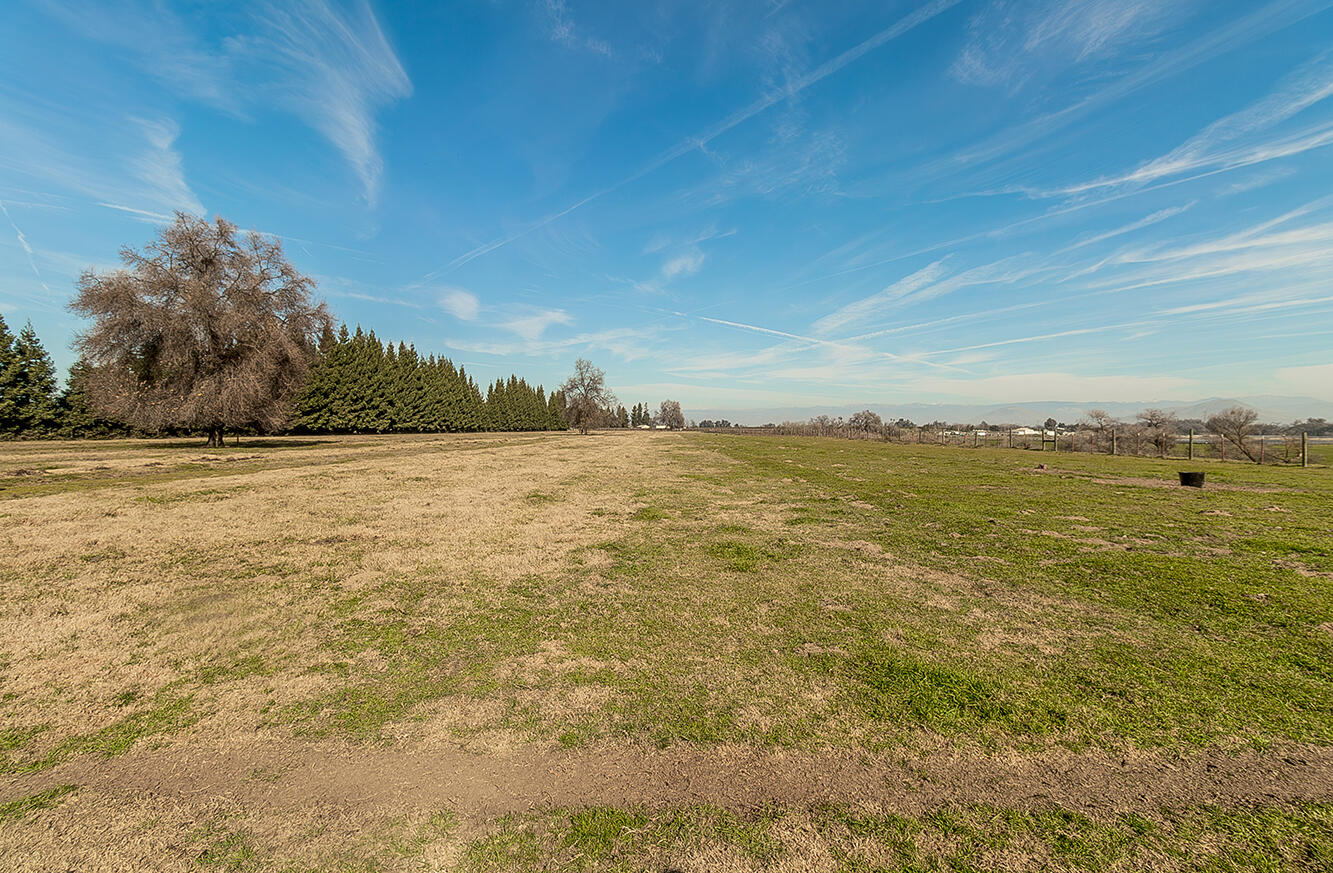 3670 S Newmark Ave, Sanger, CA 93657