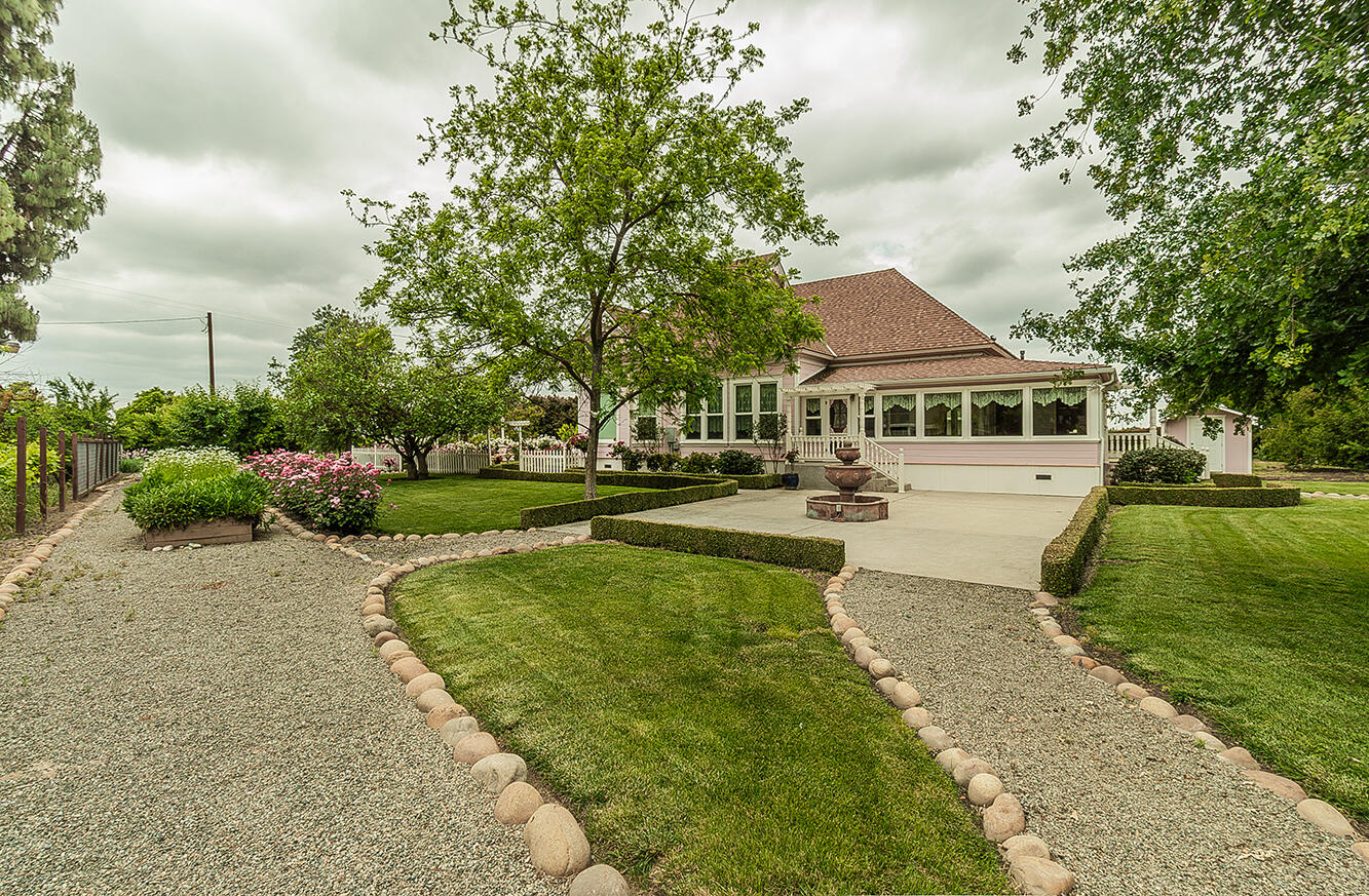 3680 S Newmark Ave, Sanger, CA 93657