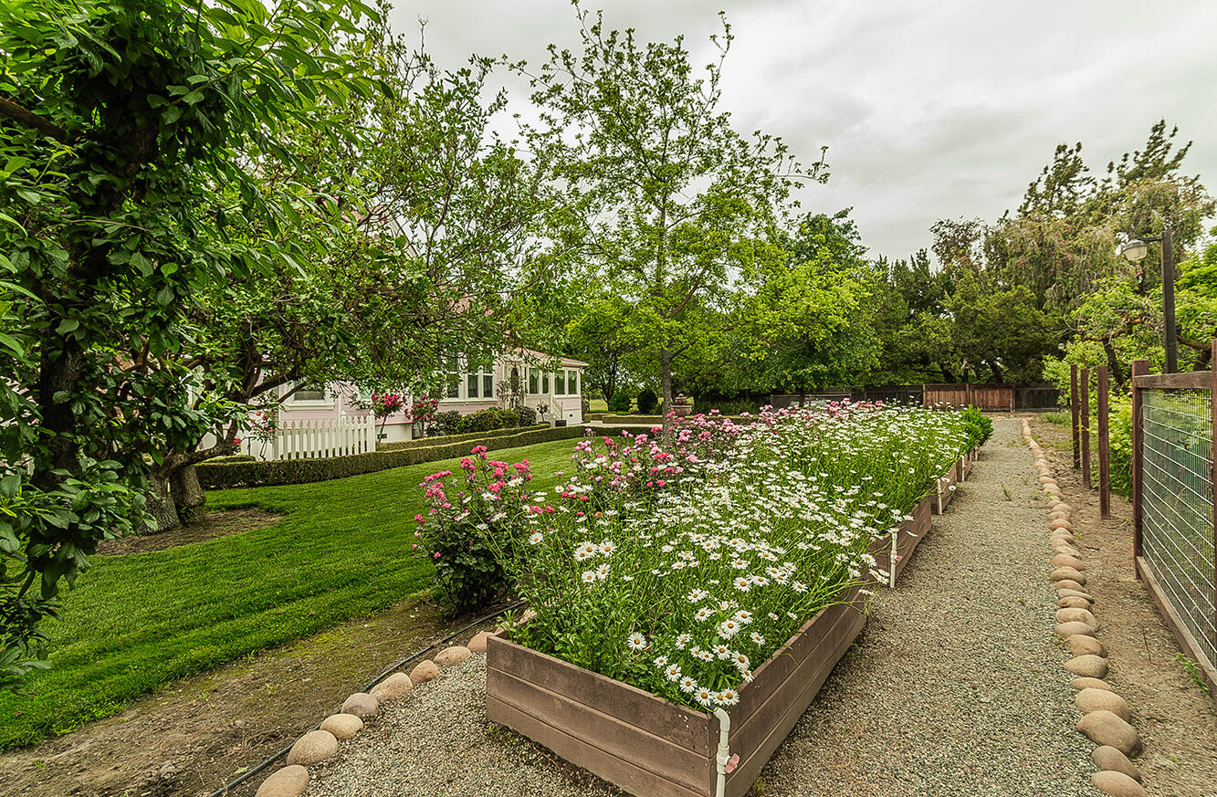 3680 S Newmark Ave, Sanger, CA 93657