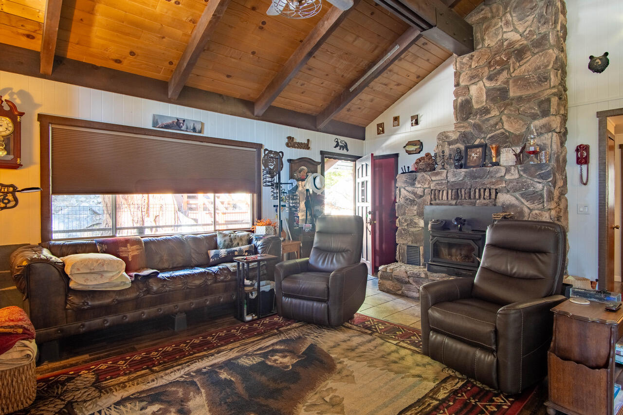 57524 Crest Dr, Springville, CA 93265