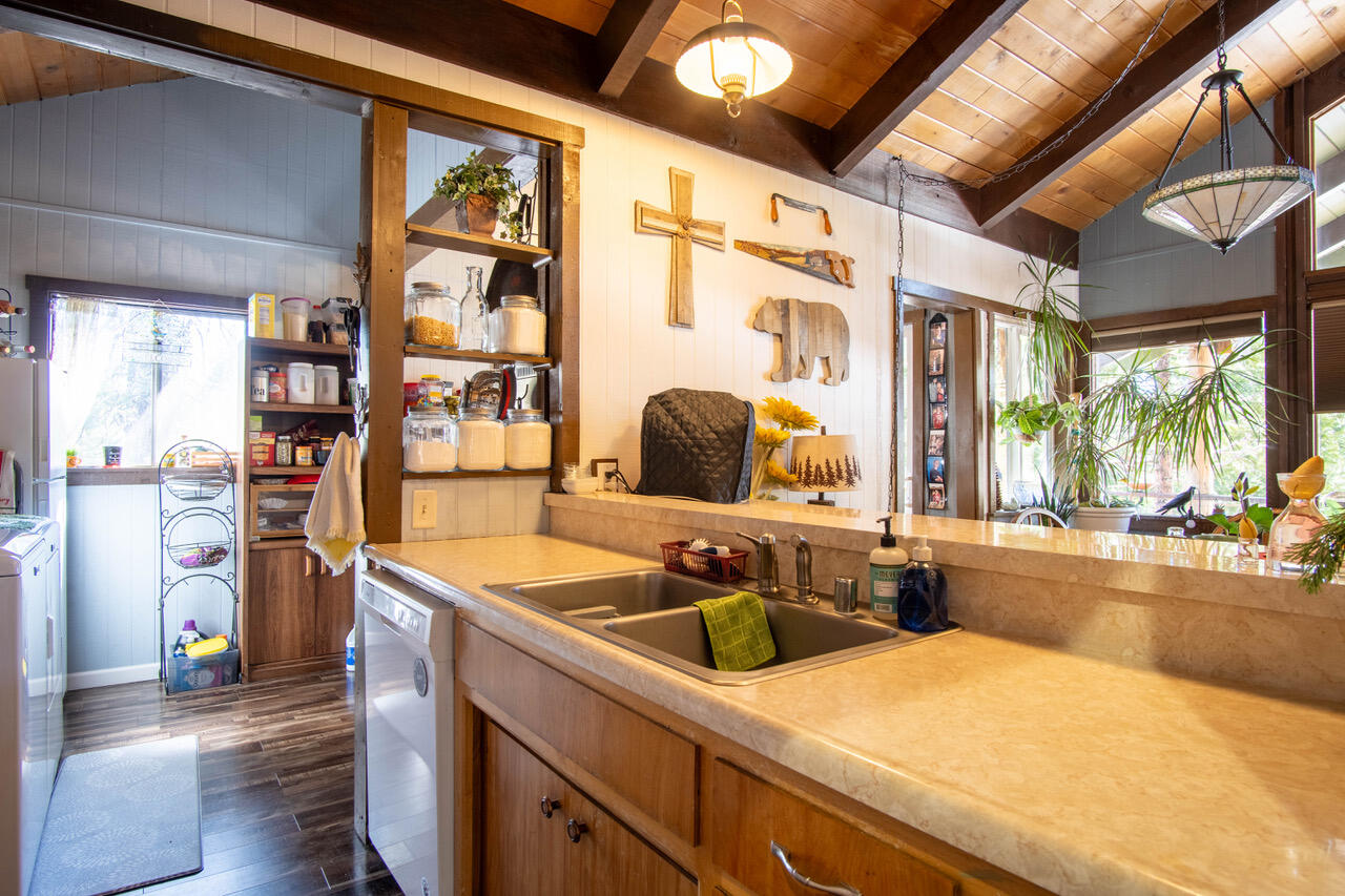 57524 Crest Dr, Springville, CA 93265