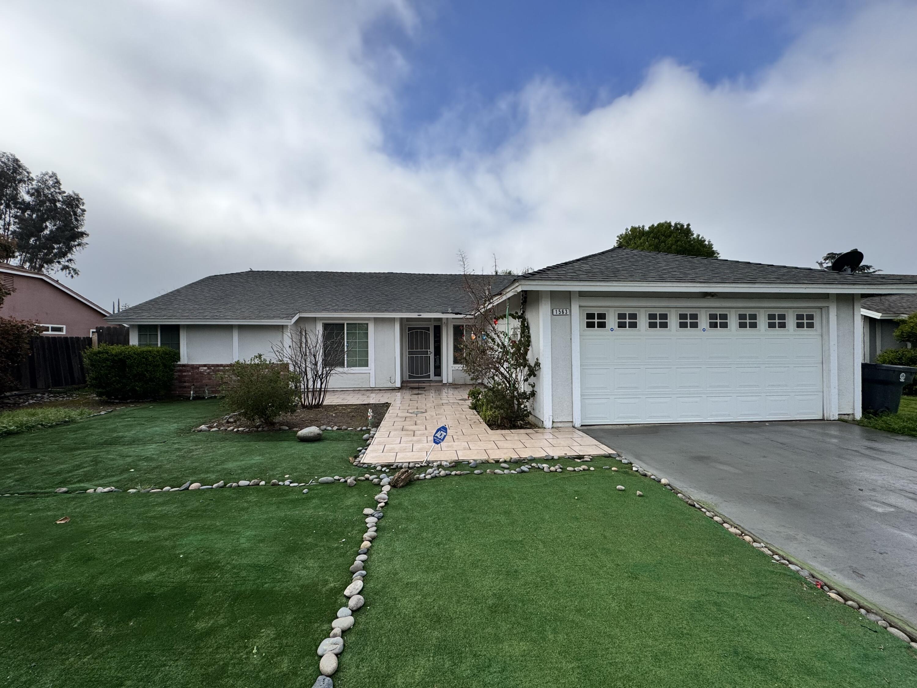 1563 Glenwood Ave, Tulare, CA 93274