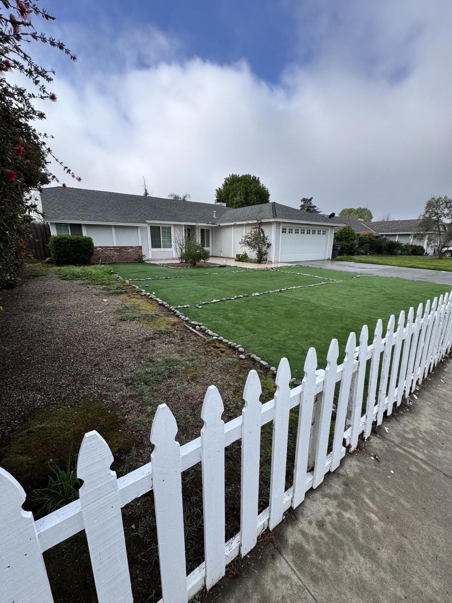 1563 Glenwood Ave, Tulare, CA 93274