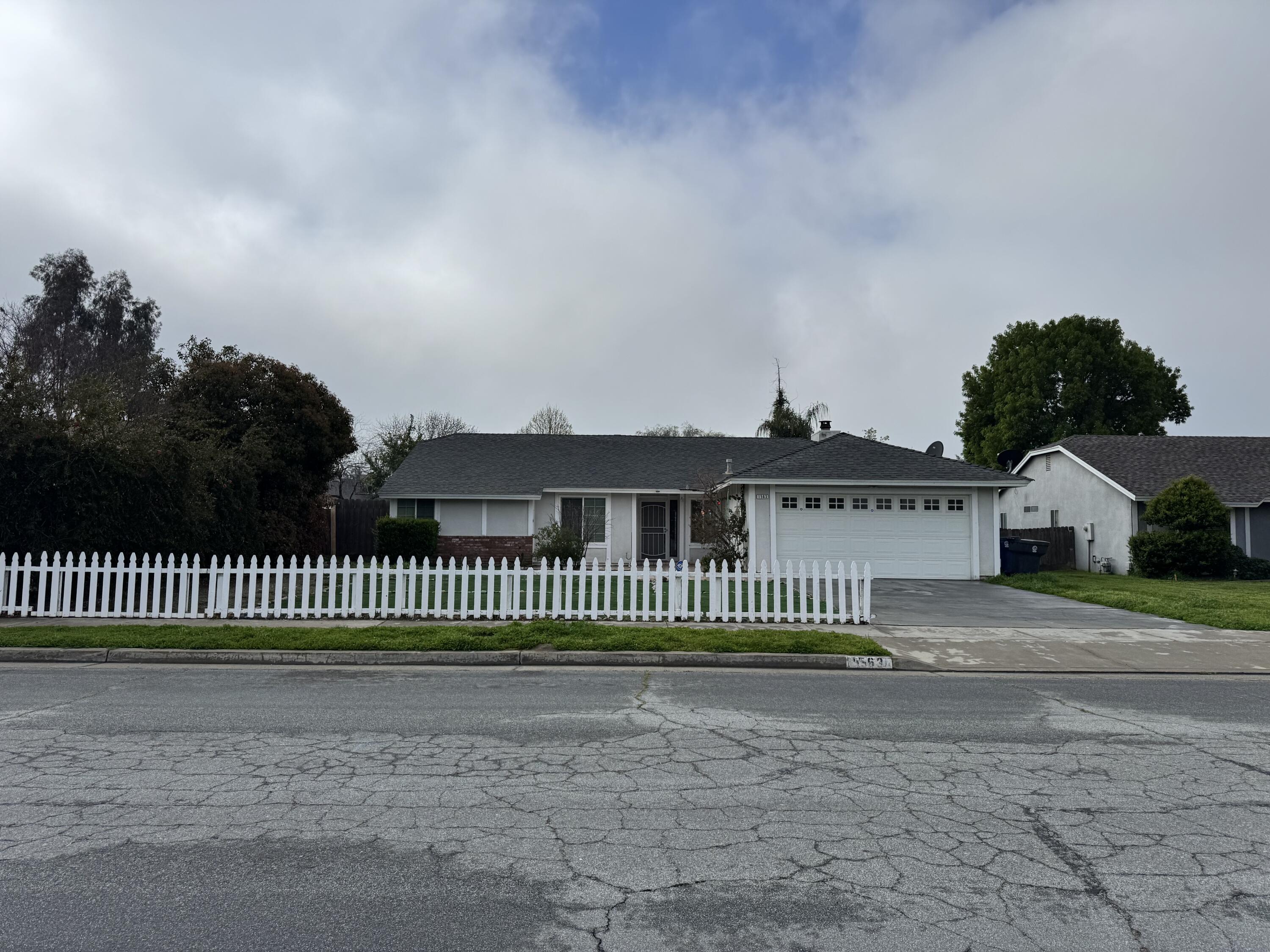 1563 Glenwood Ave, Tulare, CA 93274
