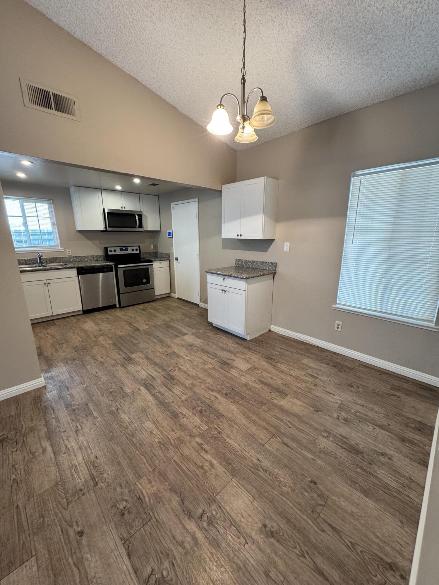 1563 Glenwood Ave, Tulare, CA 93274