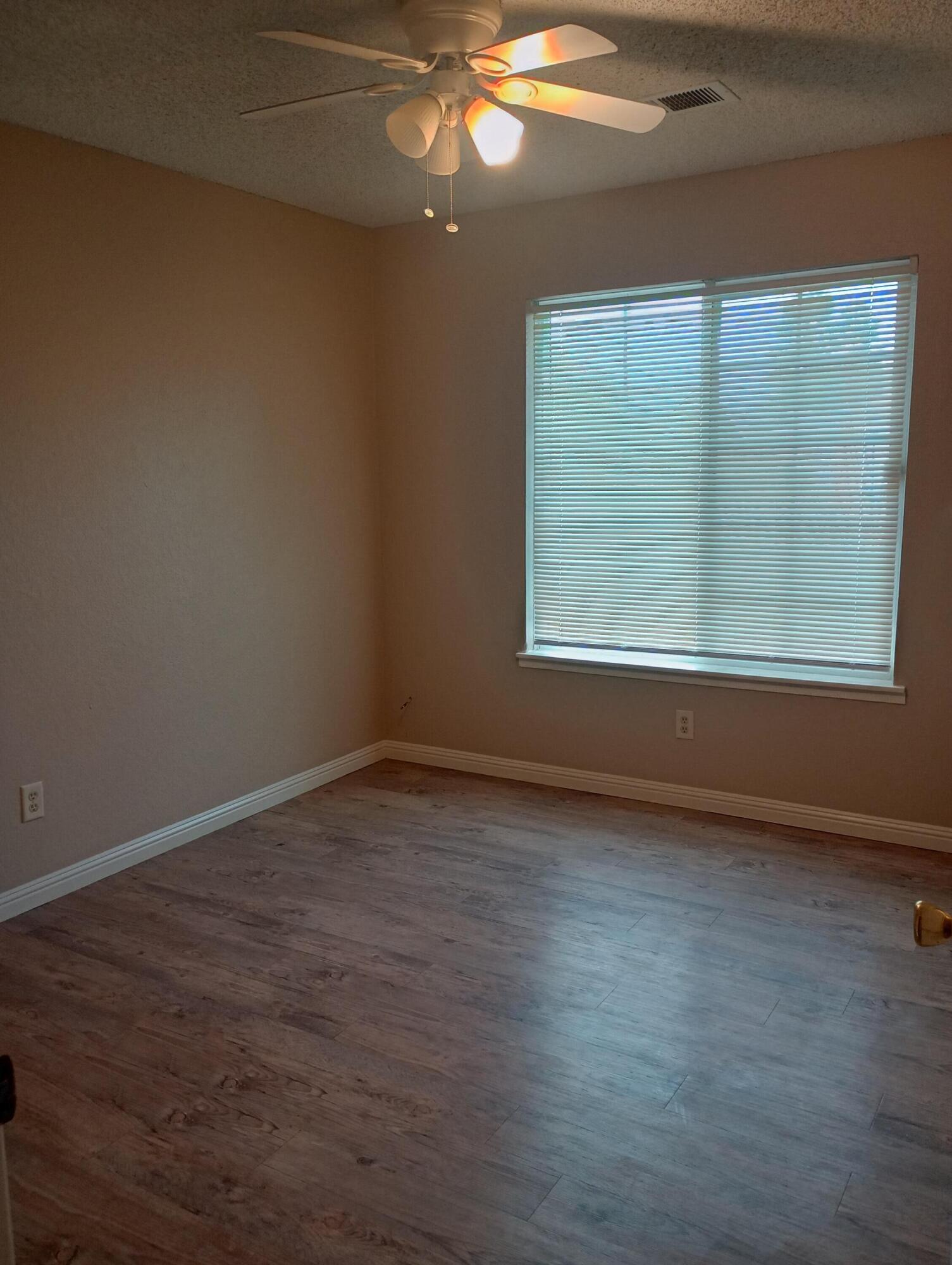 1563 Glenwood Ave, Tulare, CA 93274