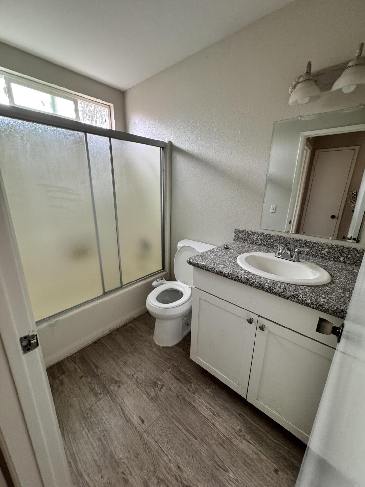 1563 Glenwood Ave, Tulare, CA 93274