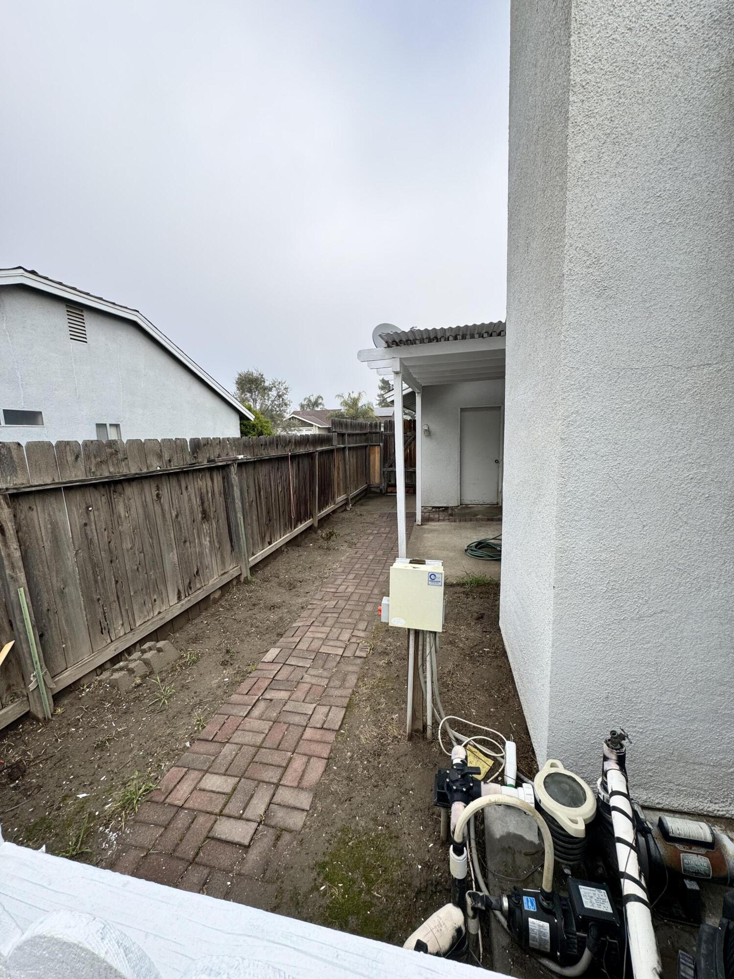 1563 Glenwood Ave, Tulare, CA 93274