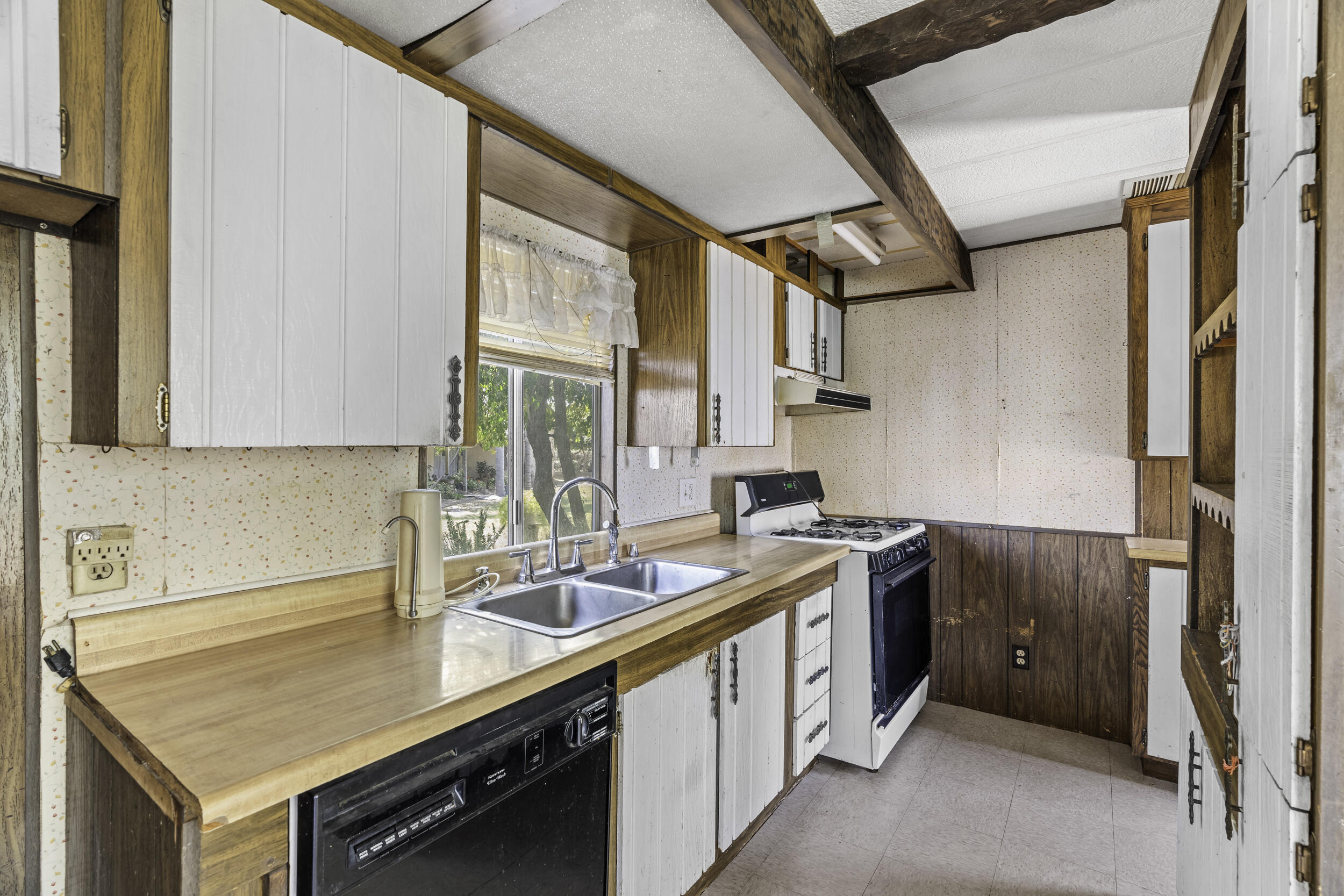 85 Rd 136, Delano, CA 93215