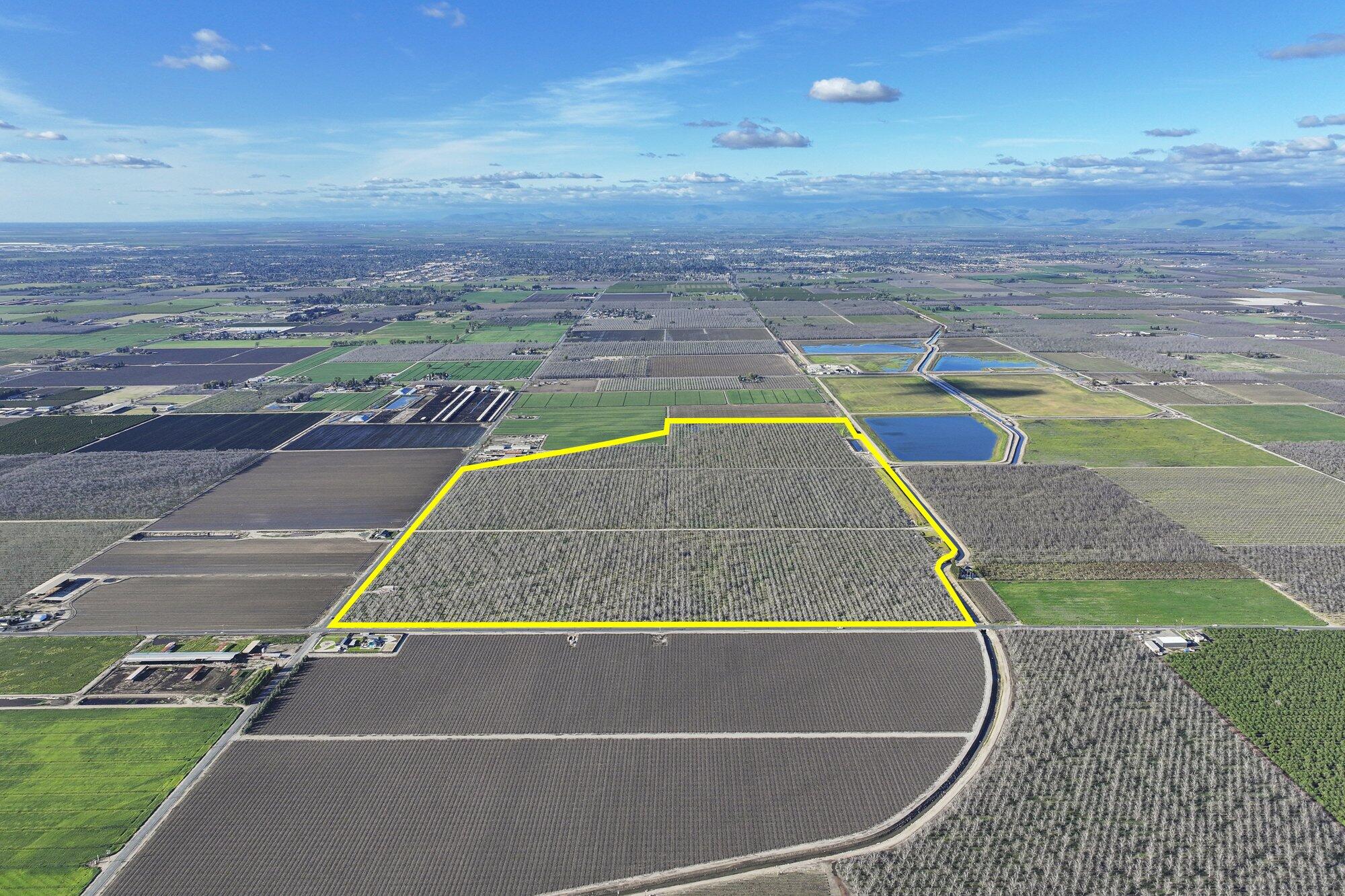 3012 N Oakmore Rd, Tulare, CA 93274