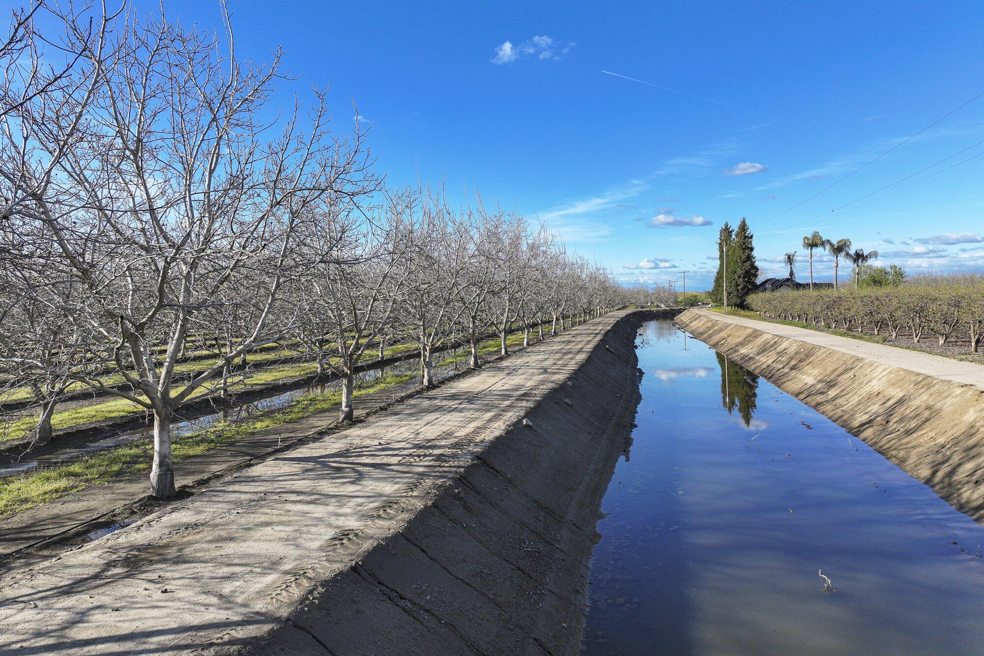 3012 N Oakmore Rd, Tulare, CA 93274