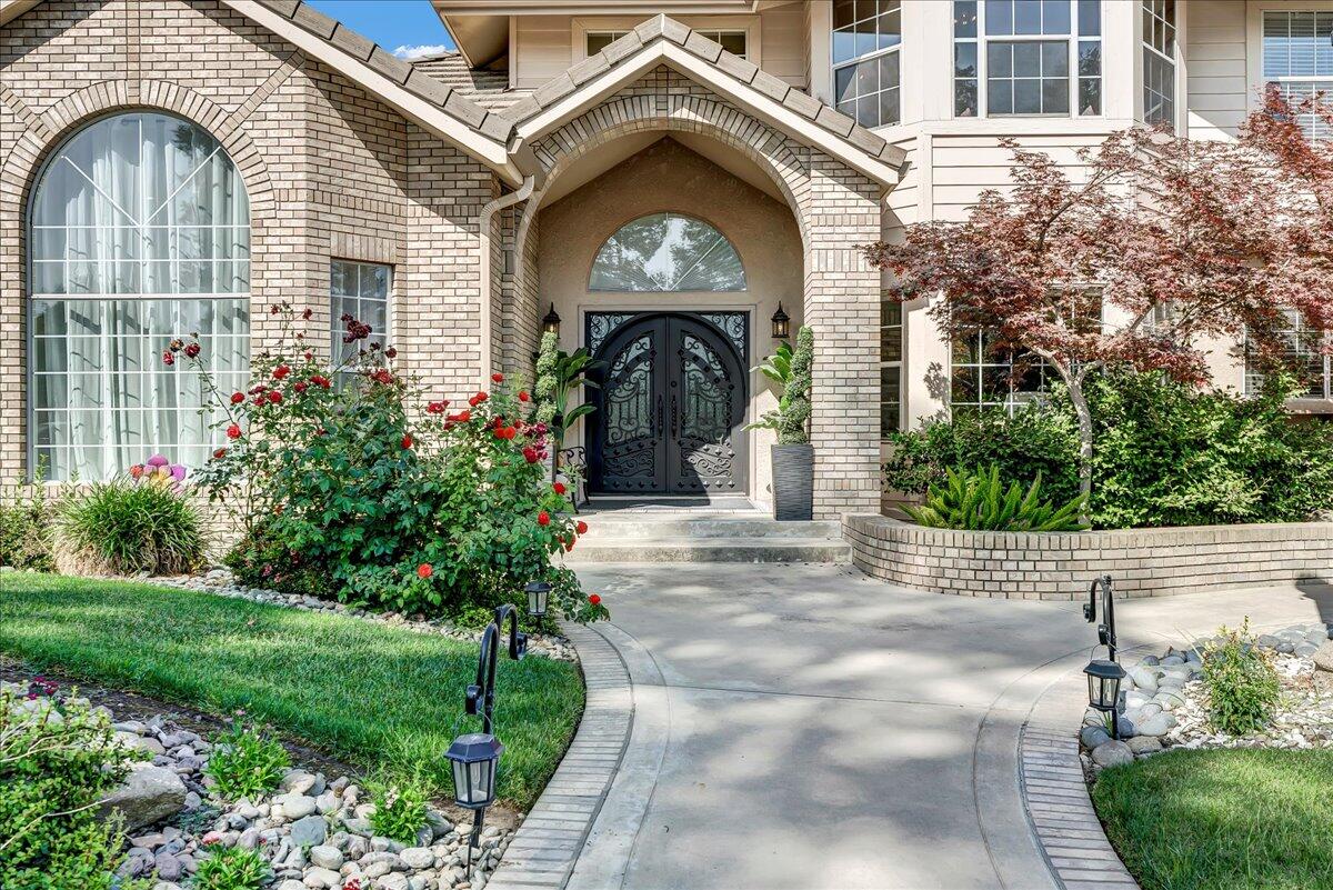 2511 E Harter Ct, Visalia, CA 93292