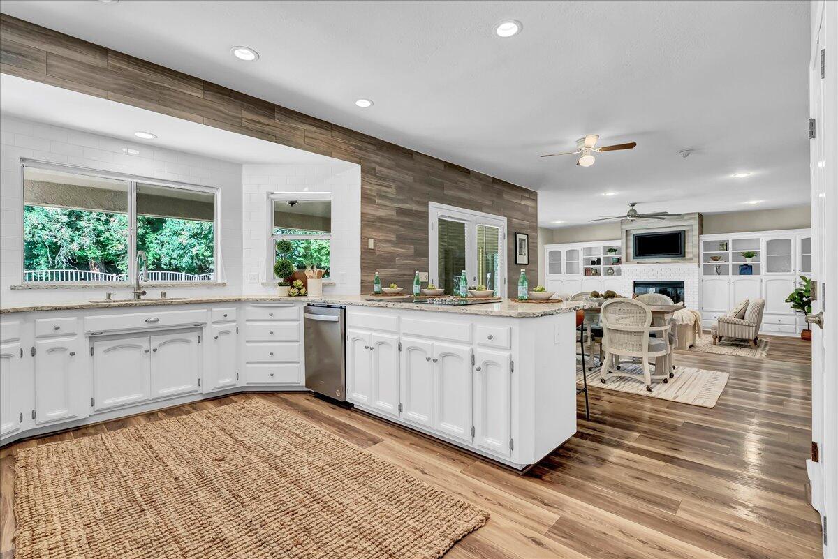 2511 E Harter Ct, Visalia, CA 93292