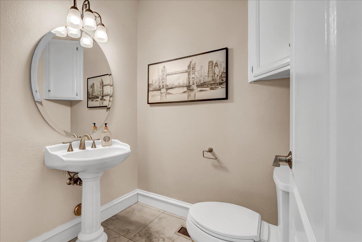 2511 E Harter Ct, Visalia, CA 93292