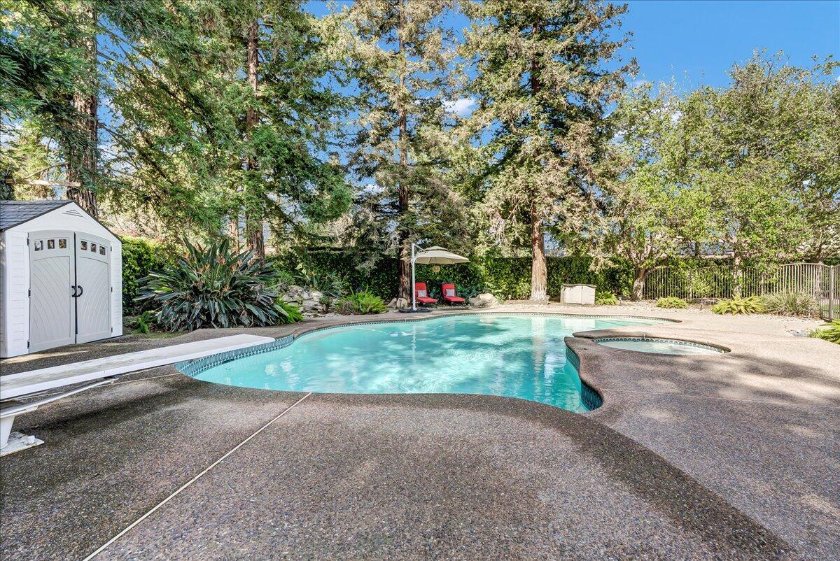 2511 E Harter Ct, Visalia, CA 93292