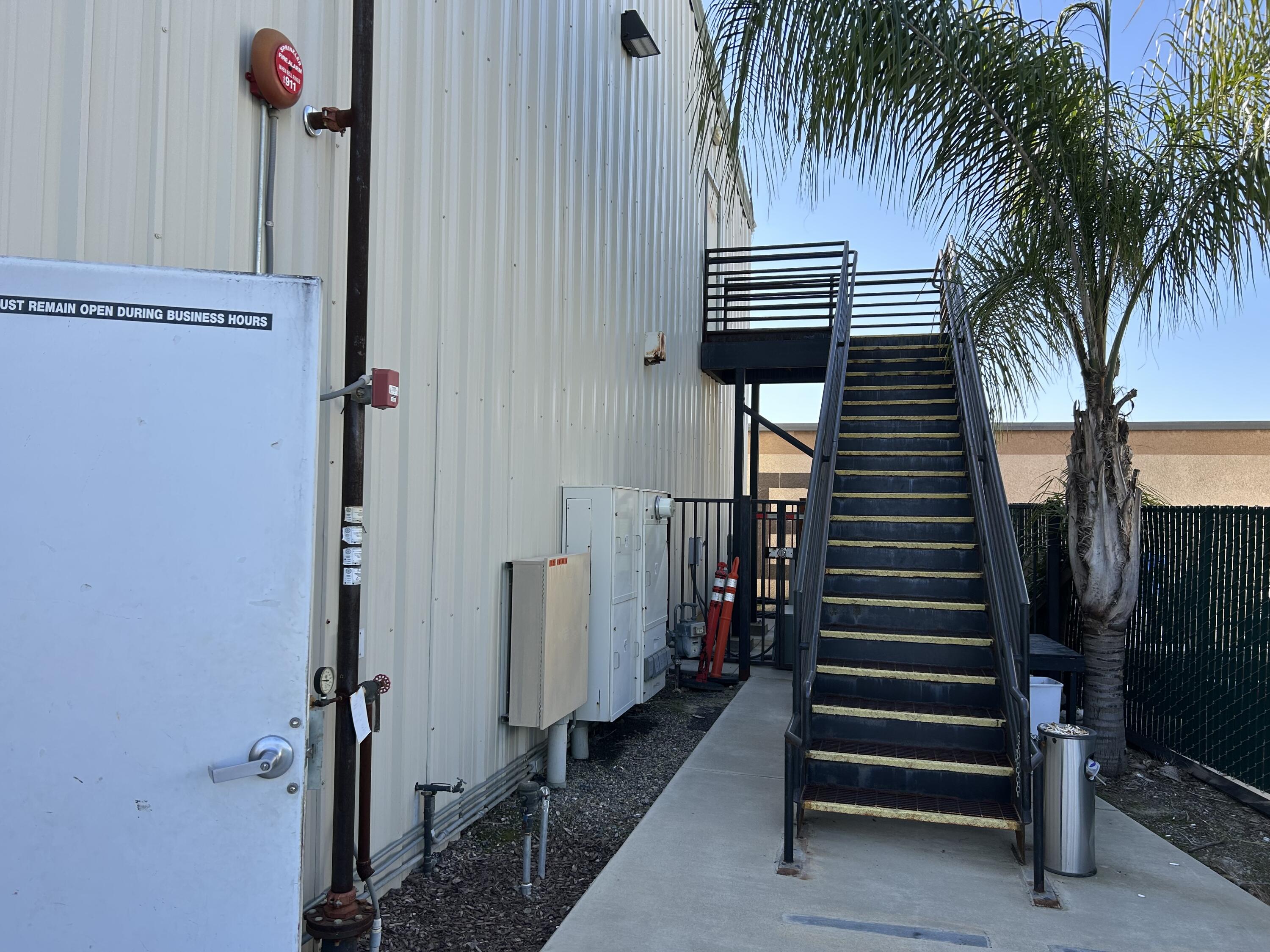 1129 E Batavia Ct, Tulare, CA 93274