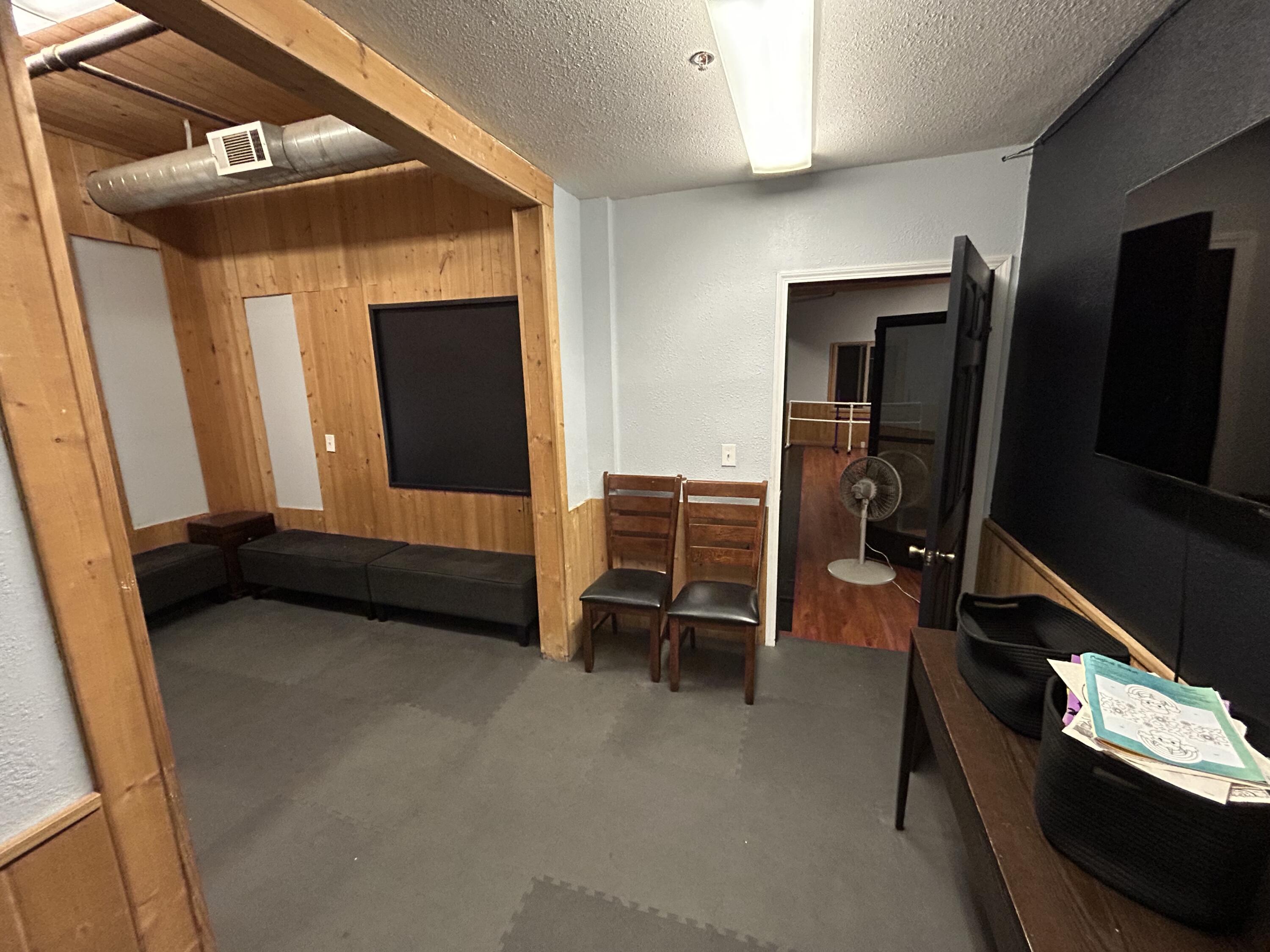 1129 E Batavia Ct, Tulare, CA 93274