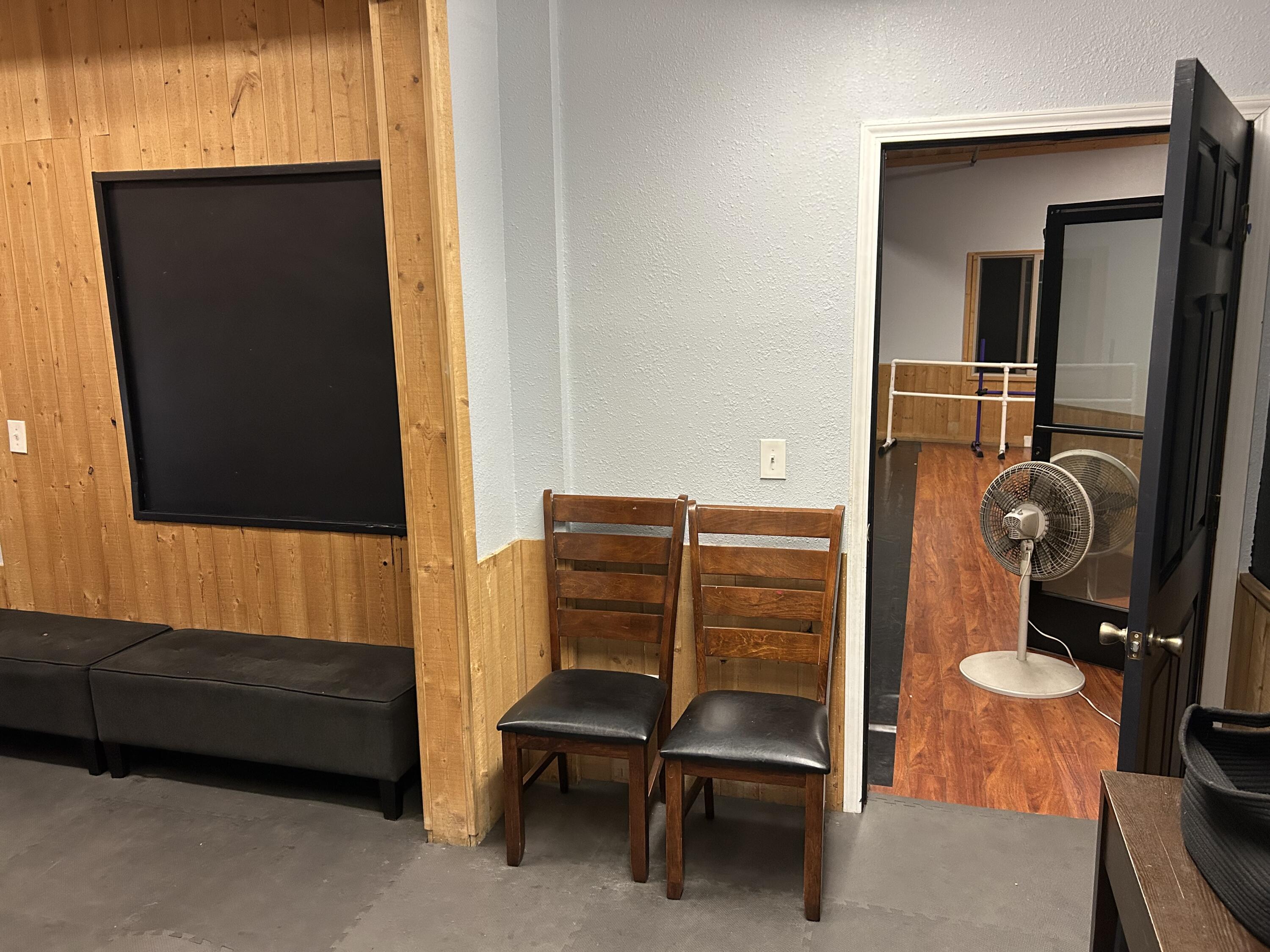 1129 E Batavia Ct, Tulare, CA 93274