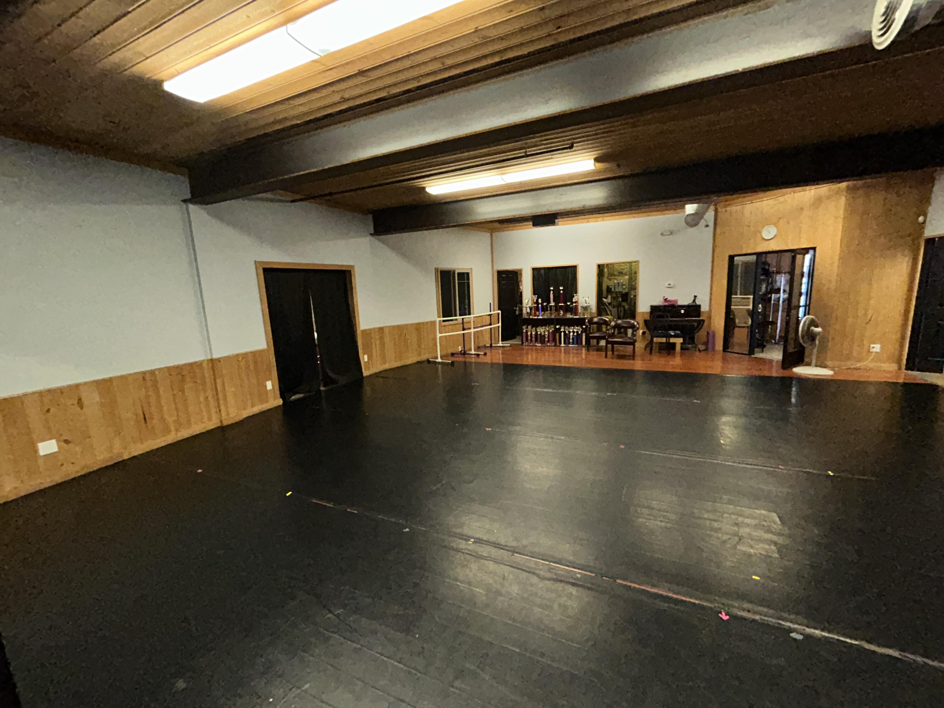 1129 E Batavia Ct, Tulare, CA 93274