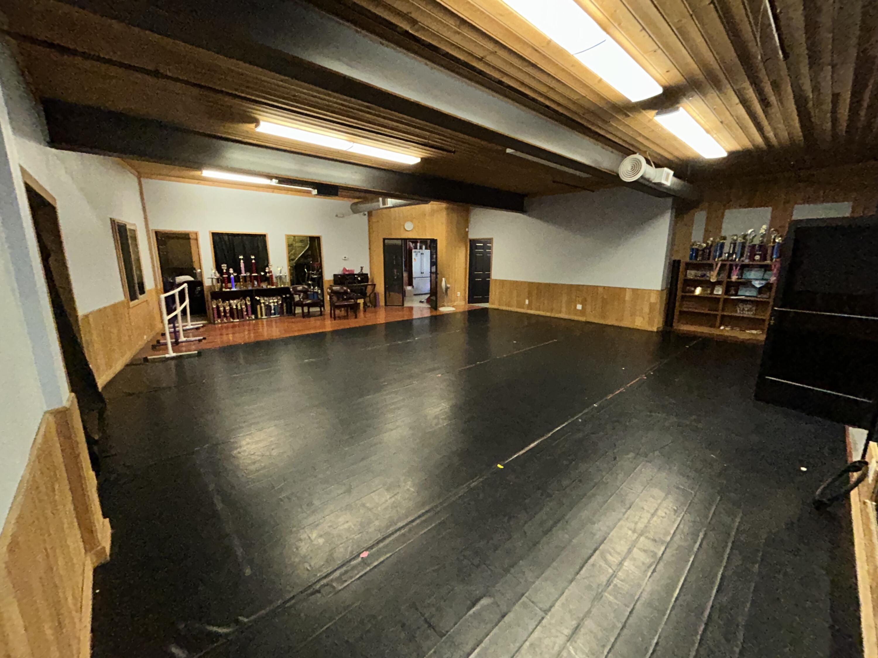 1129 E Batavia Ct, Tulare, CA 93274