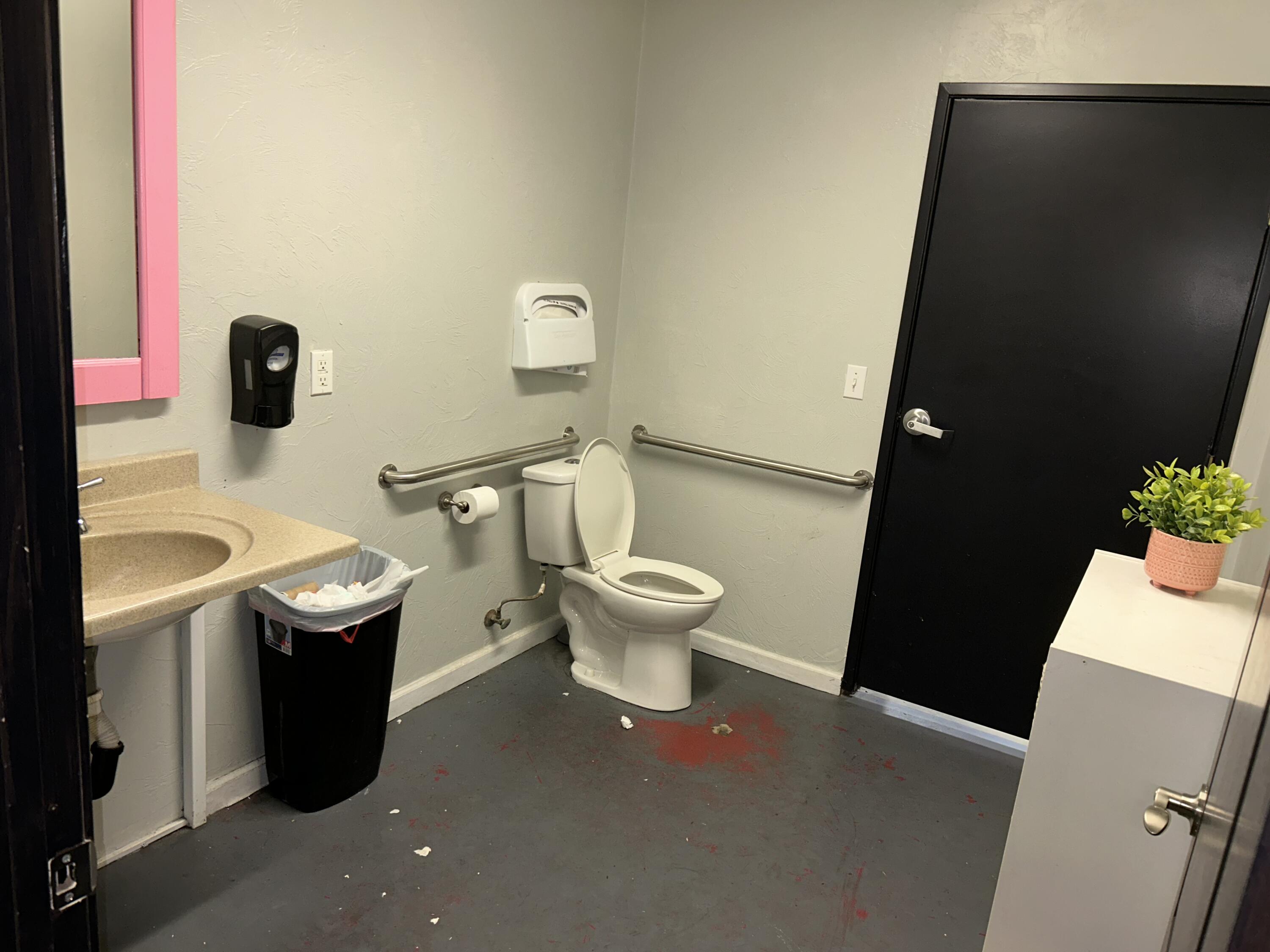 1129 E Batavia Ct, Tulare, CA 93274