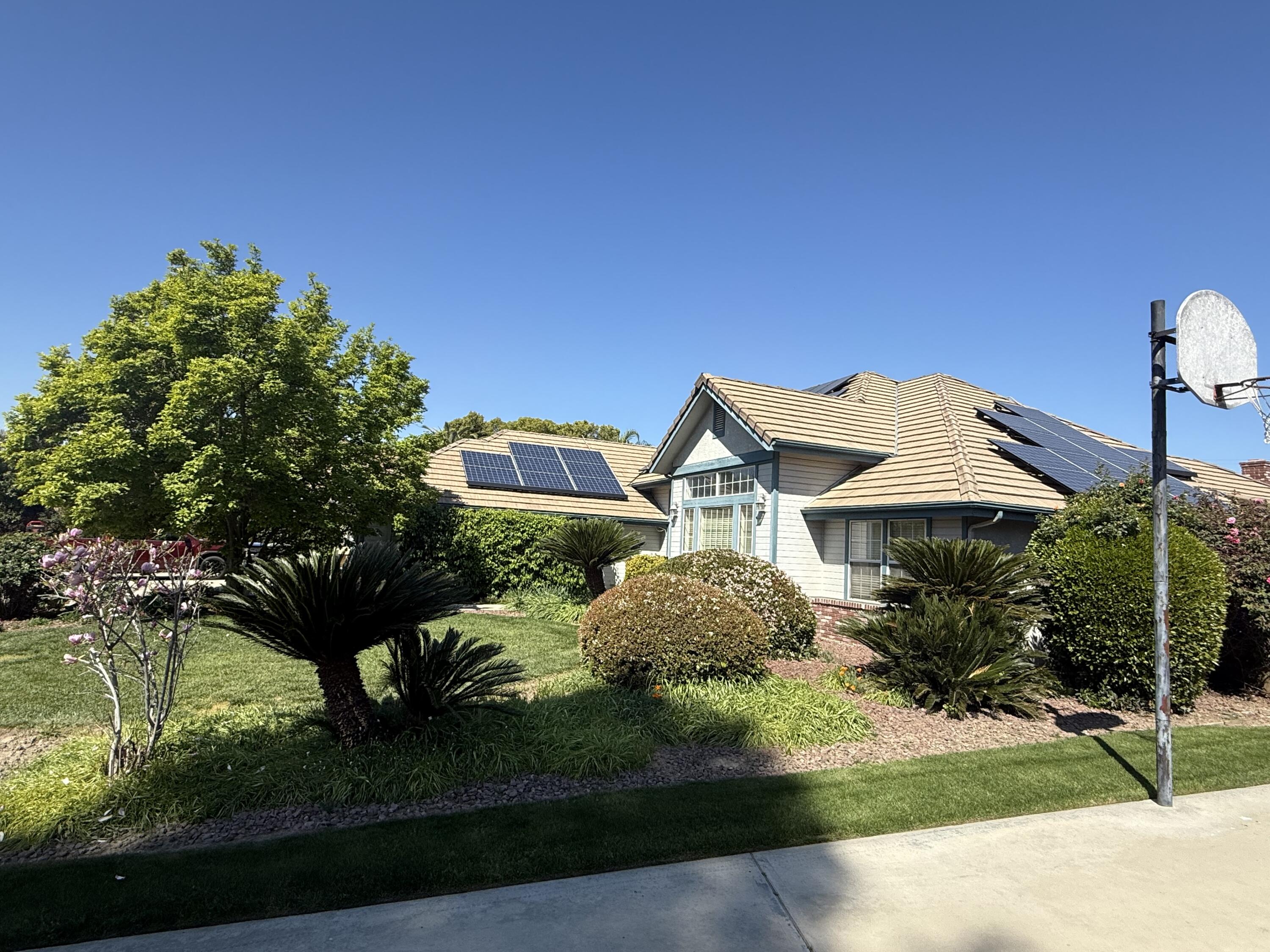 5730 W Laura Ct, Visalia, CA 93277