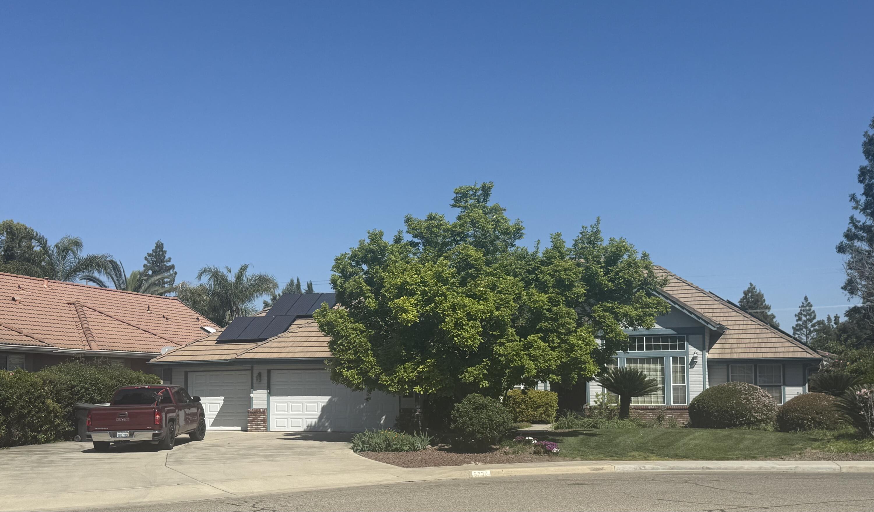 5730 W Laura Ct, Visalia, CA 93277