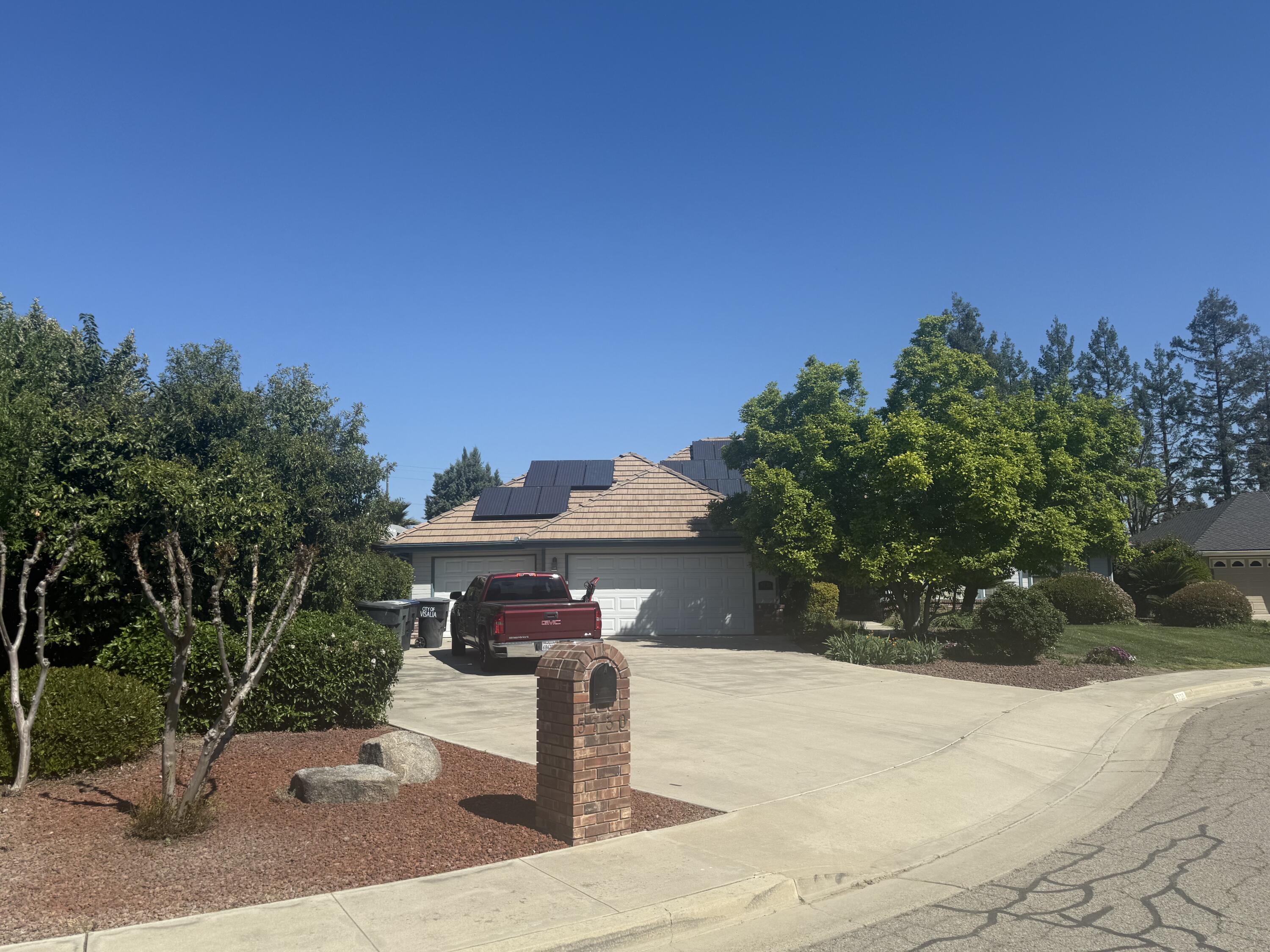 5730 W Laura Ct, Visalia, CA 93277