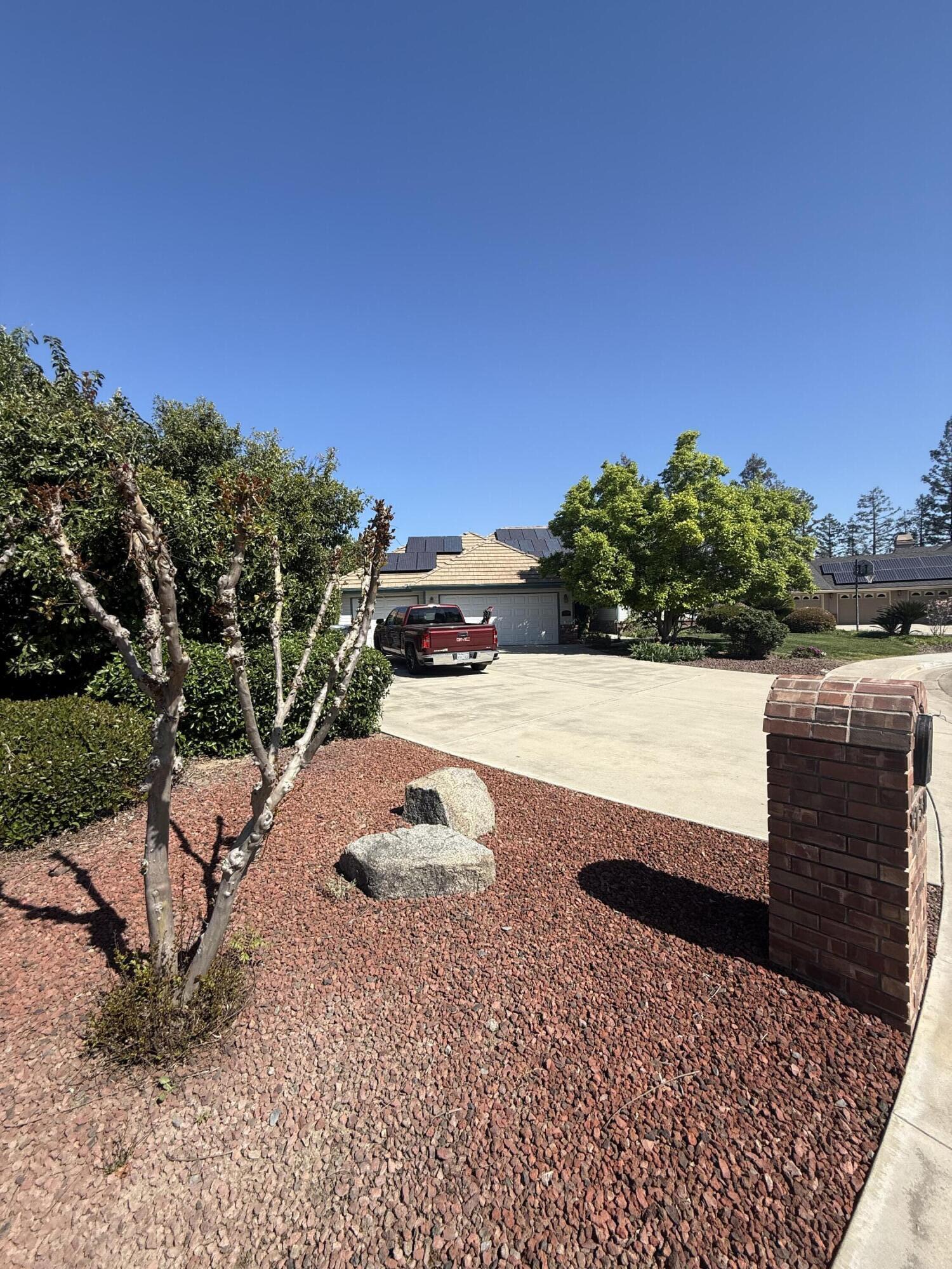 5730 W Laura Ct, Visalia, CA 93277