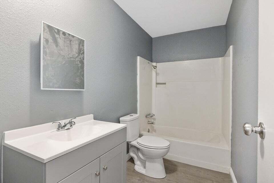 388 Crestwood Ave, Woodlake, CA 93286