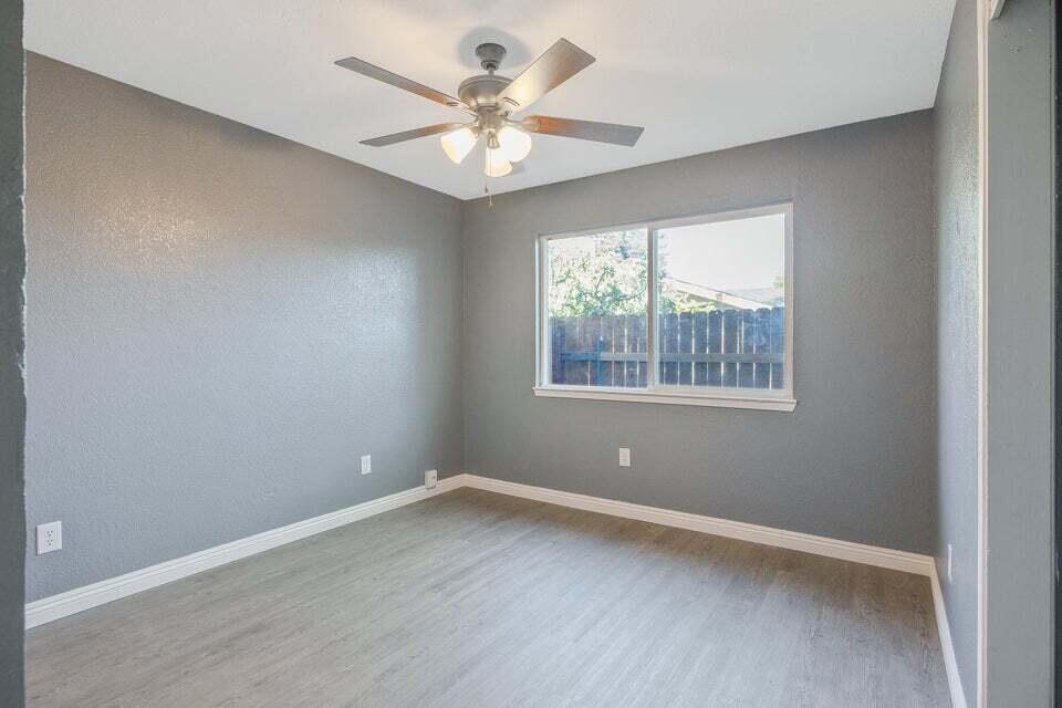 388 Crestwood Ave, Woodlake, CA 93286