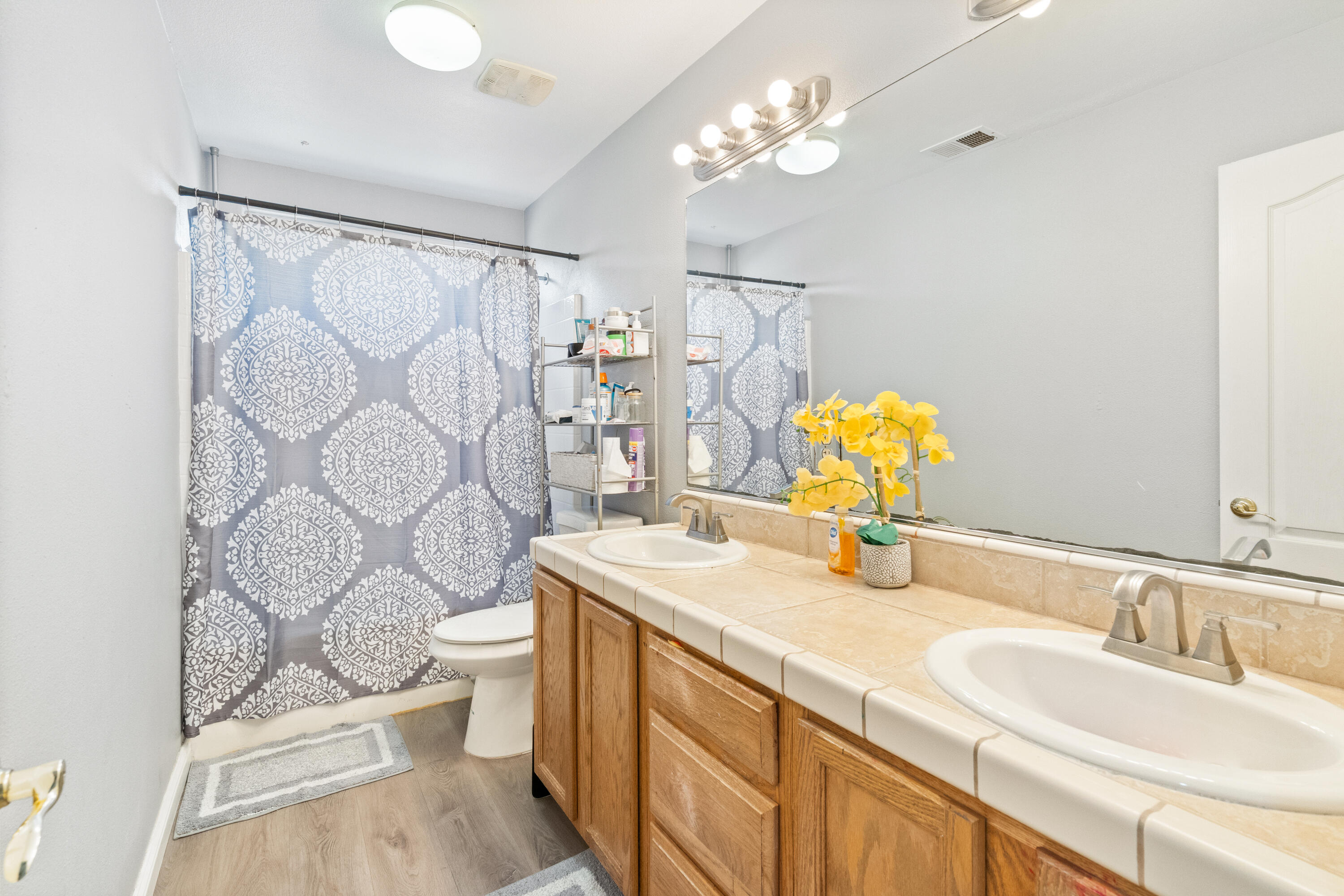 3931 E Hillcrest Ave, Visalia, CA 93292