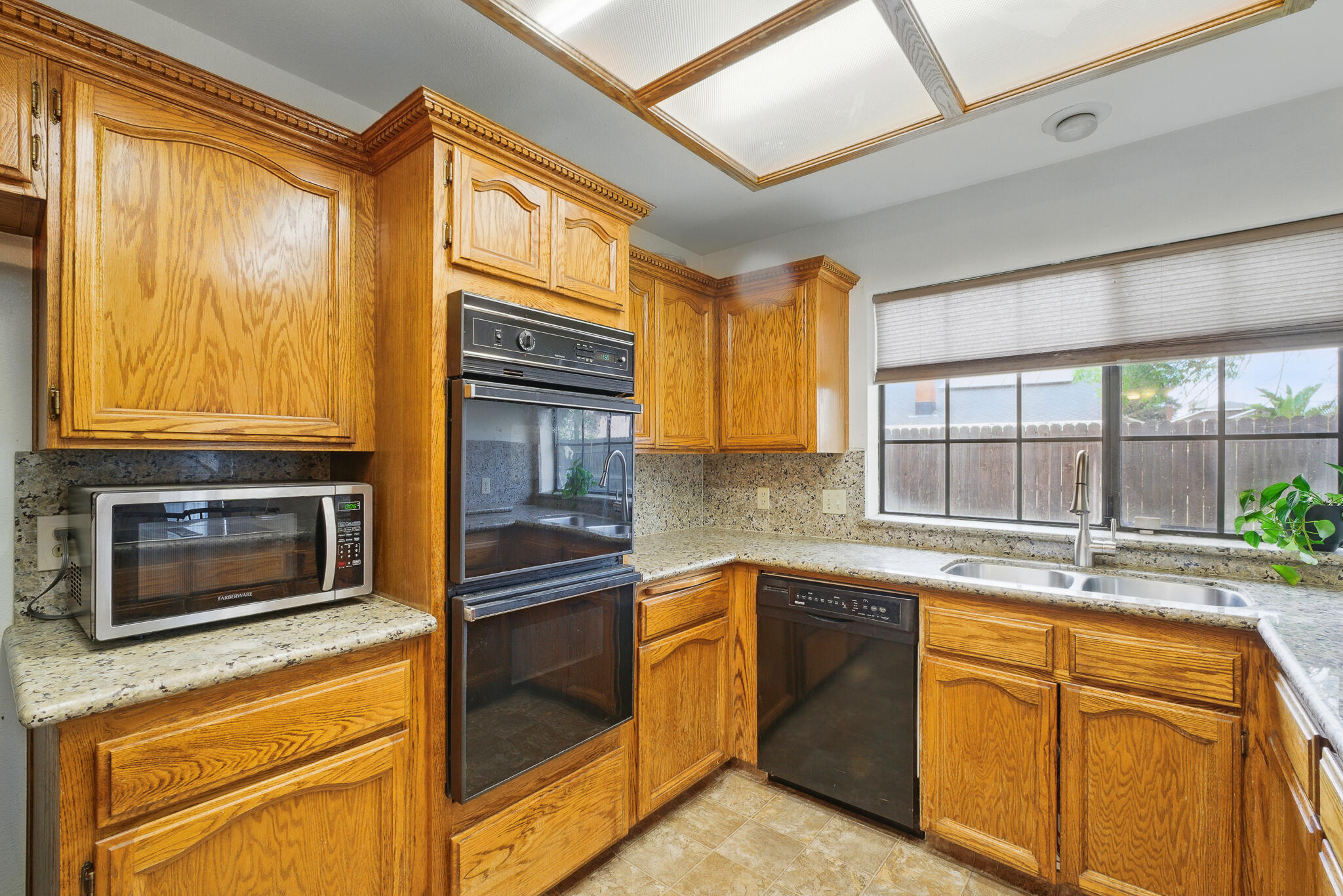 1977 Irving Cir, Tulare, CA 93274