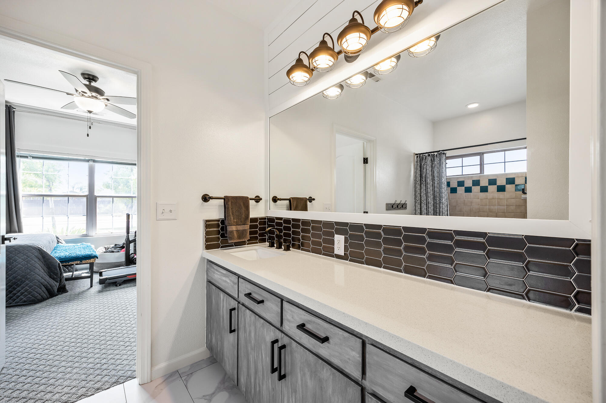 5502 W Nicholas Ct, Visalia, CA 93291