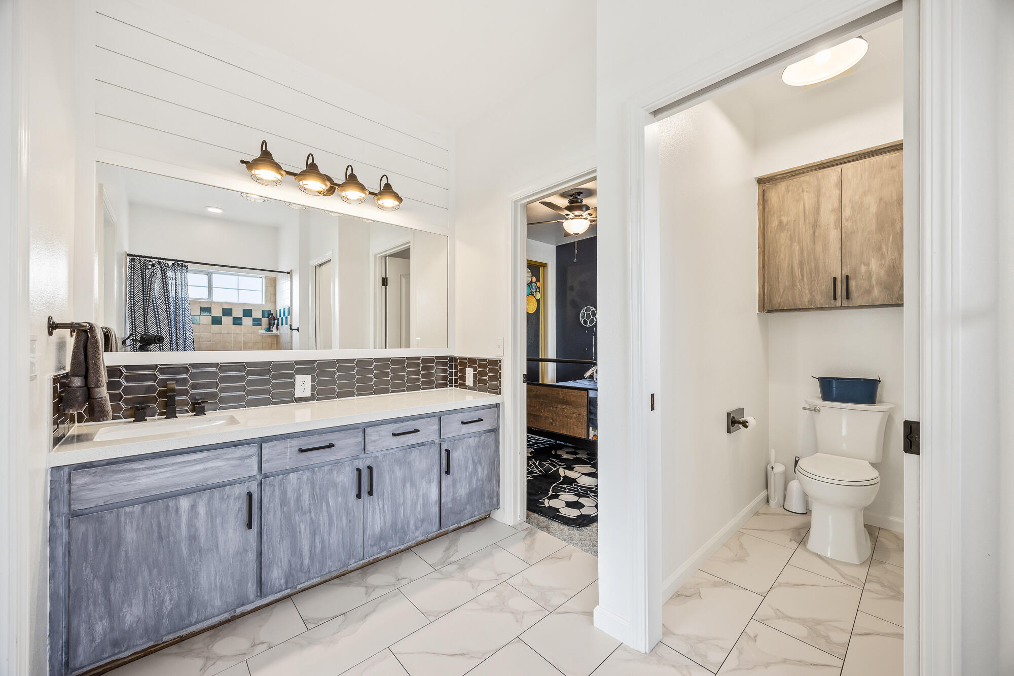 5502 W Nicholas Ct, Visalia, CA 93291