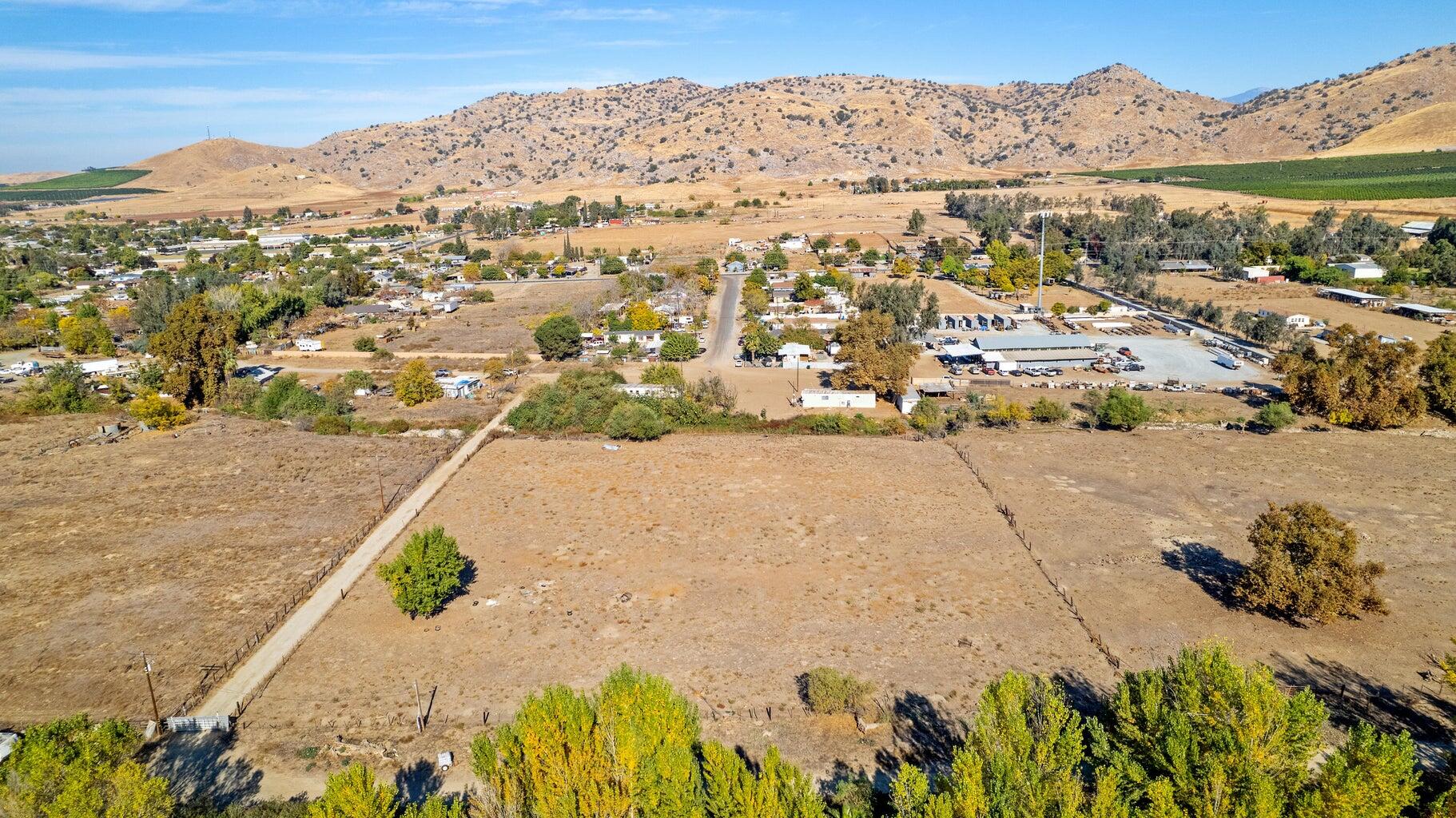 27298 S 146 St #A, Porterville, CA 93257