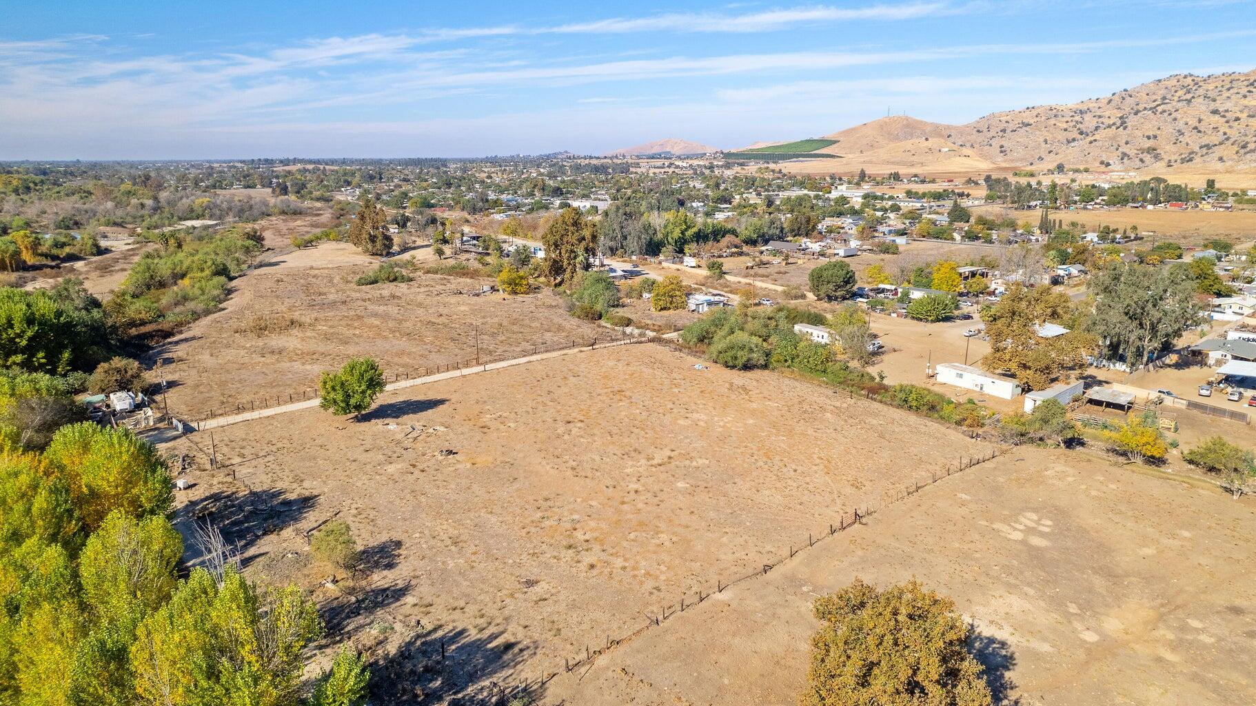 27298 S 146 St #A, Porterville, CA 93257