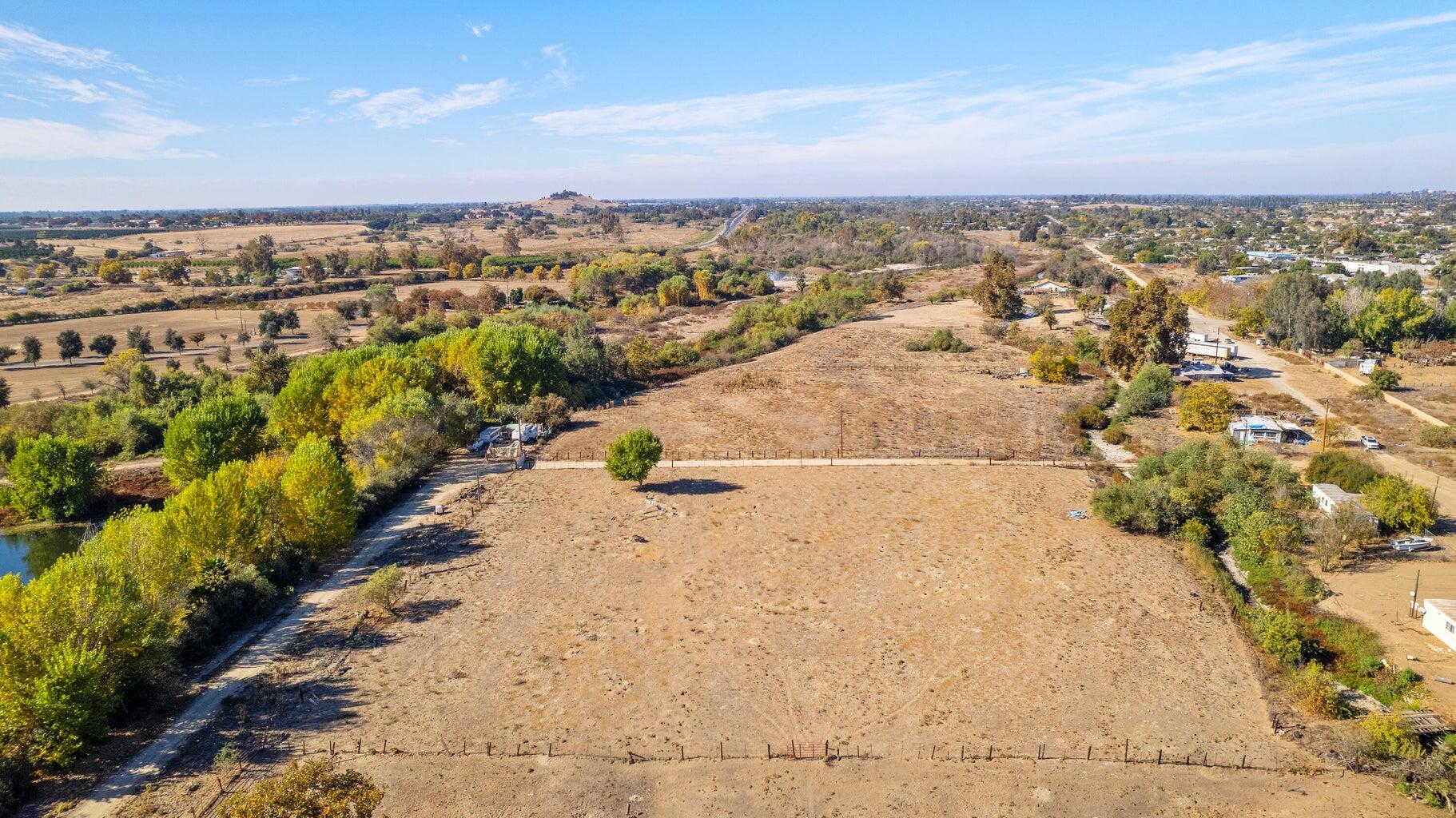 27298 S 146 St #A, Porterville, CA 93257