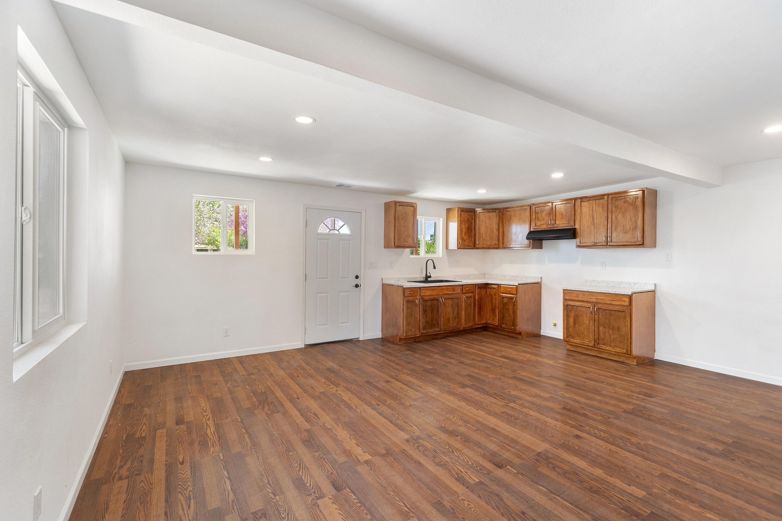 438 Cedar Ave, Earlimart, CA 93219