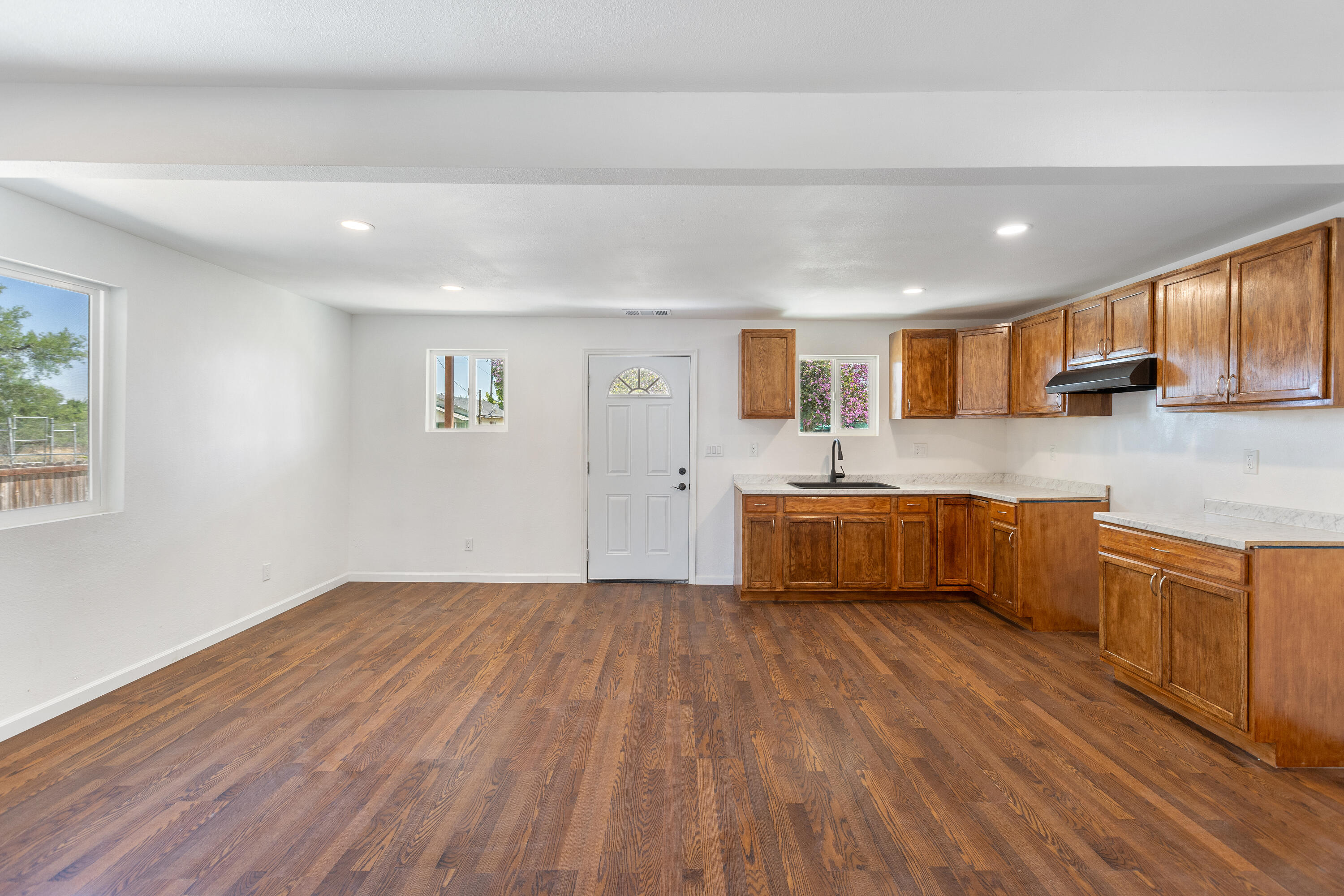 438 Cedar Ave, Earlimart, CA 93219