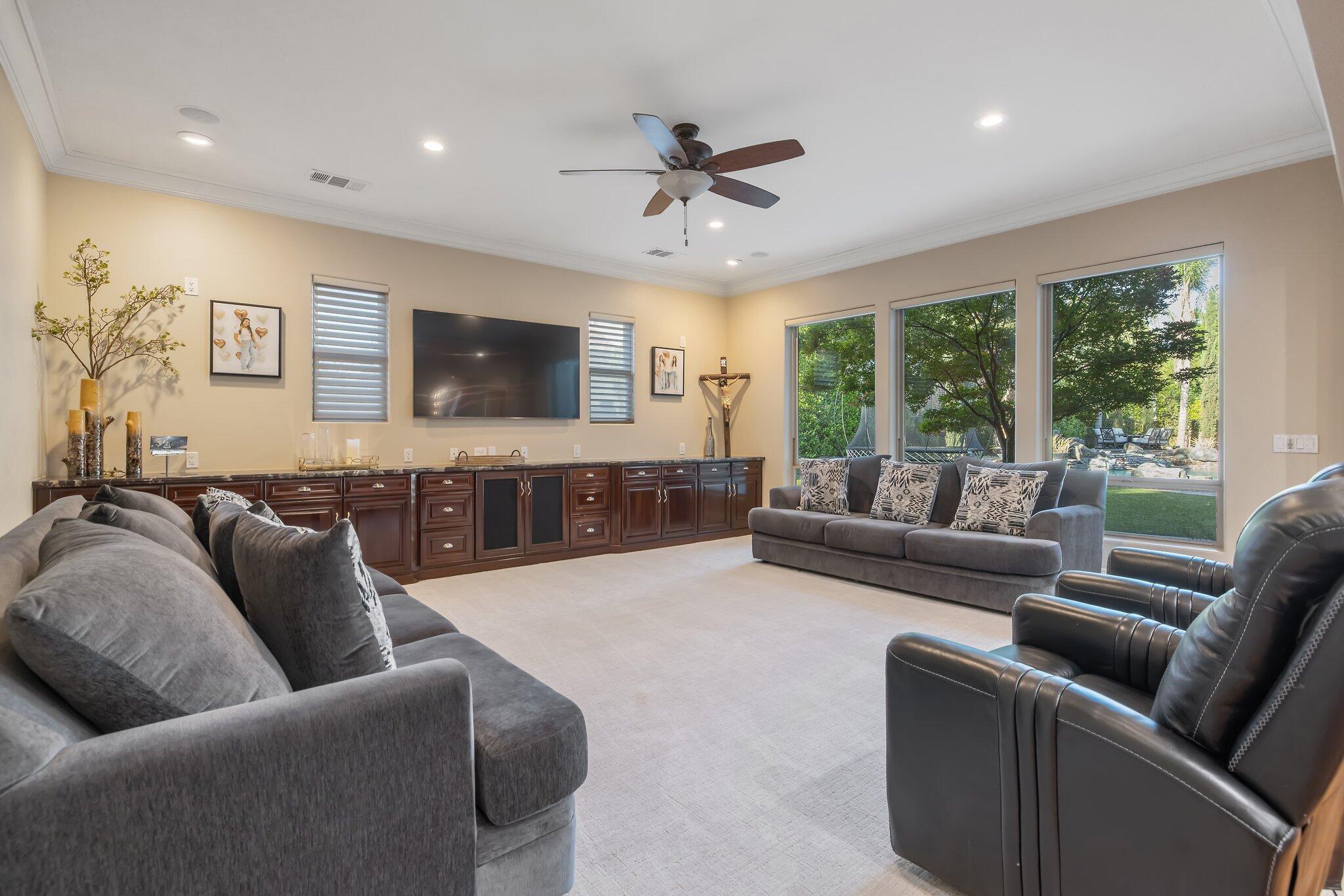 1618 Glen Ellen Ct, Tulare, CA 93274